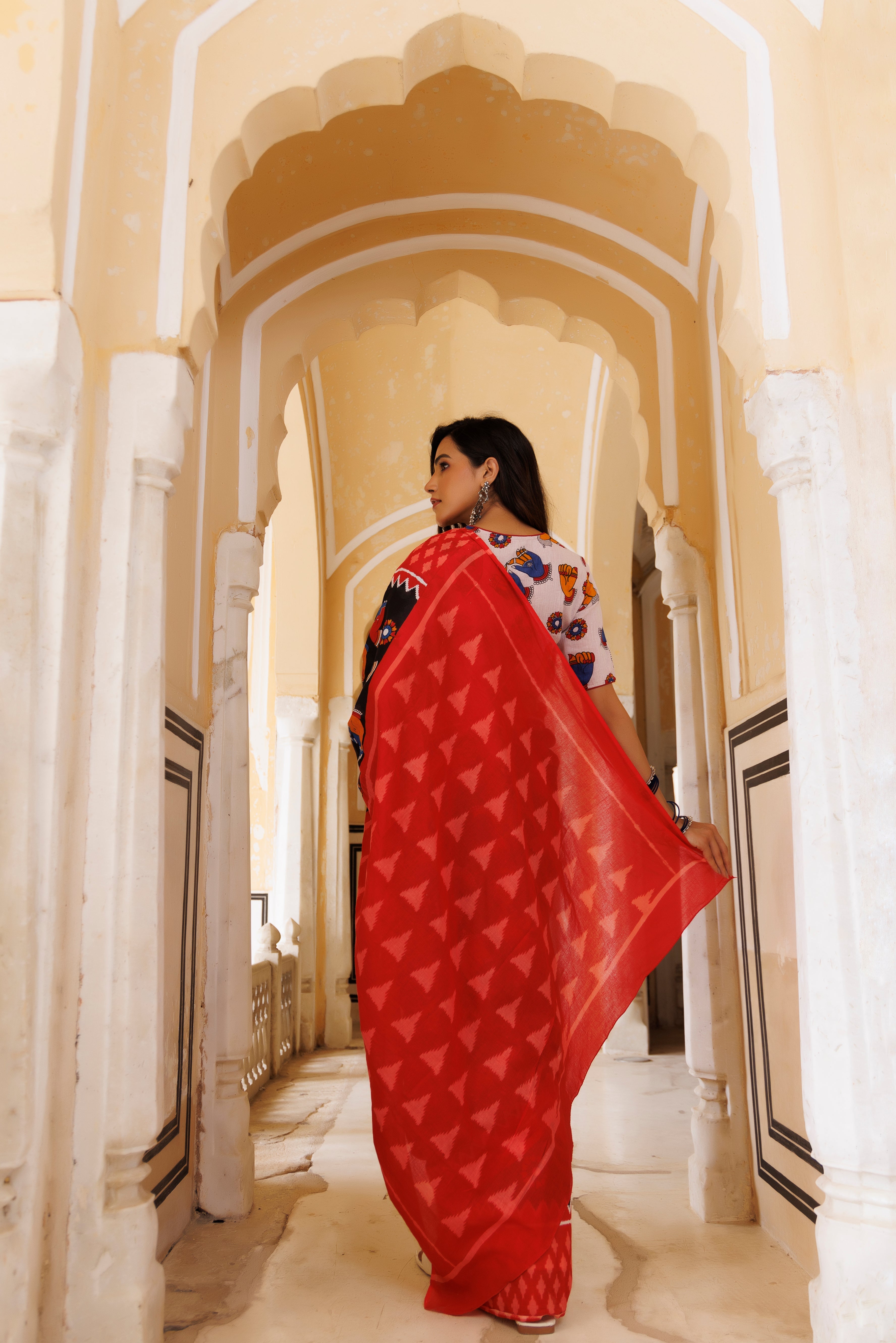 Red and Black Hand Figures Printed Saree - By Ragavi - qivii