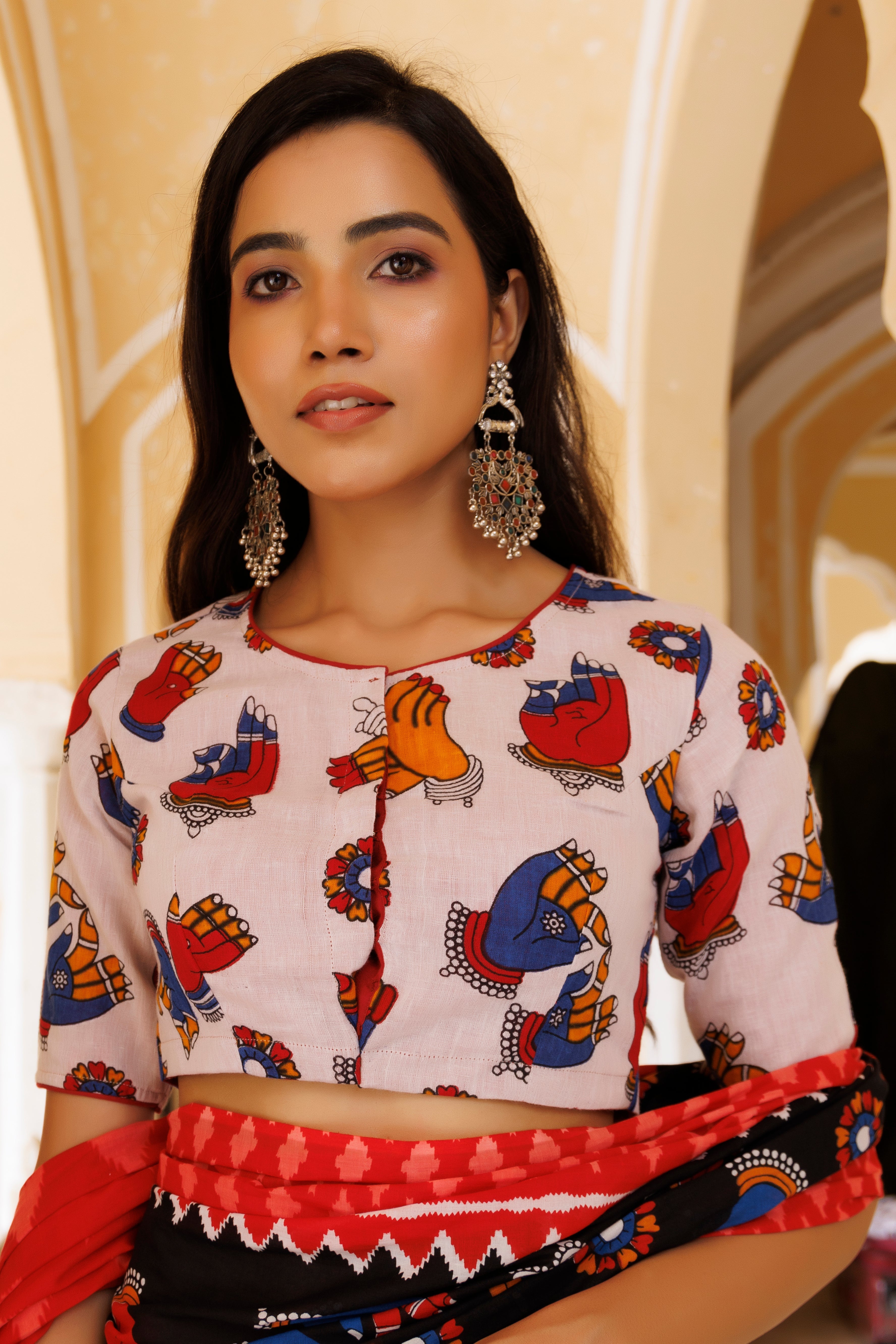 Red and Black Hand Figures Printed Saree - By Ragavi - qivii