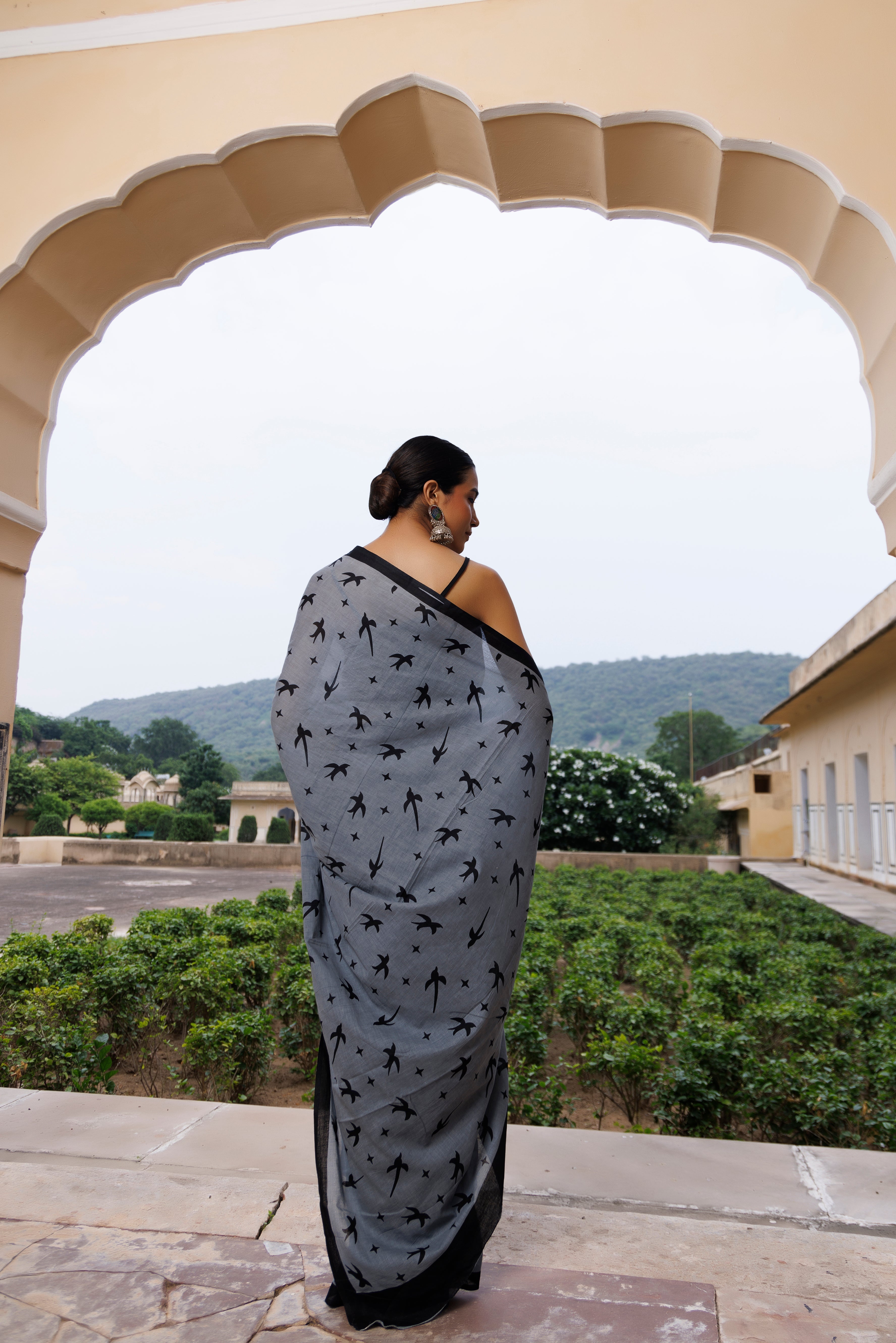 Crystal Grey And Black Cotton Printed Saree - By Ragavi - qivii