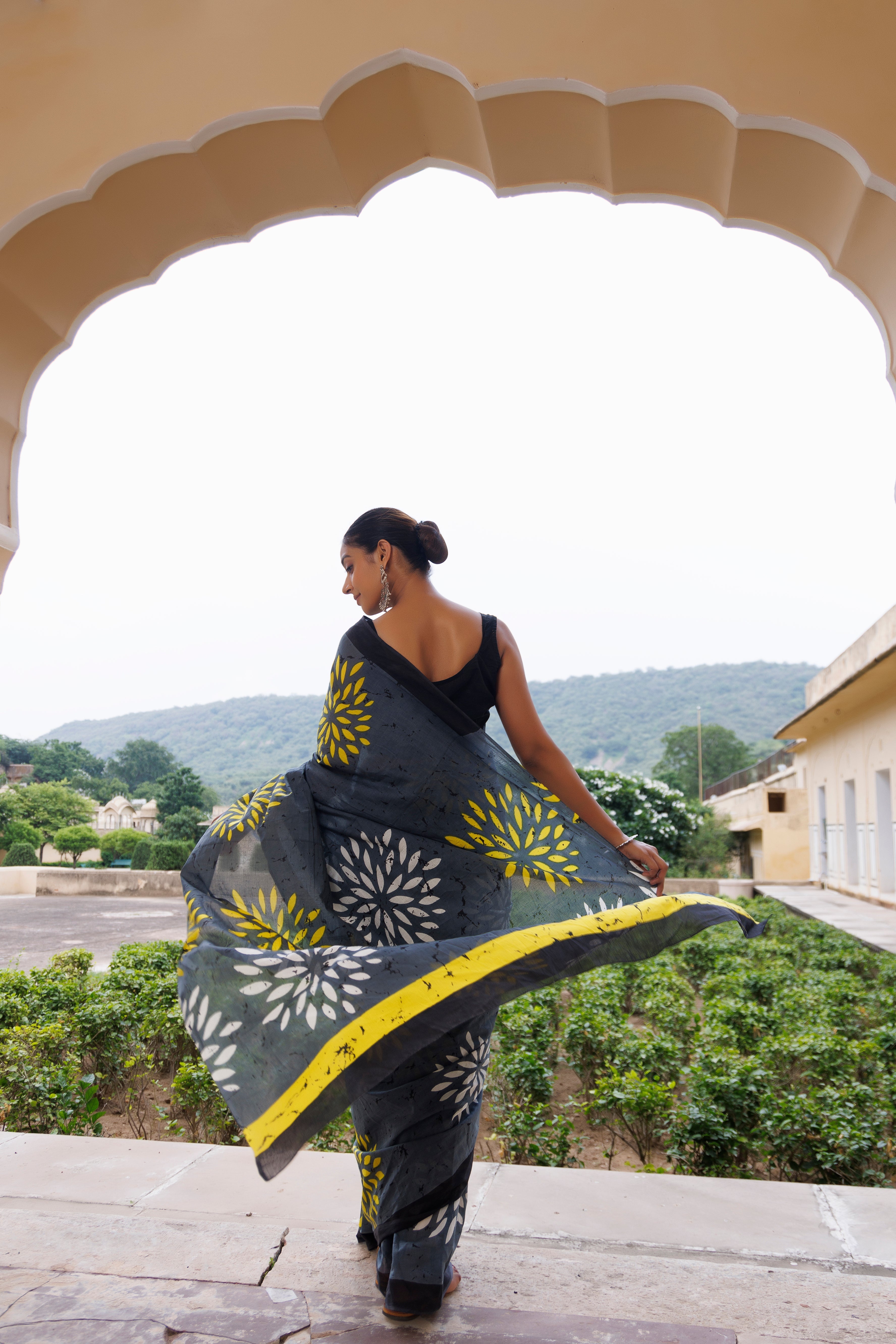 Brushed Grey Contrast Cotton Printed Saree - By Ragavi - qivii