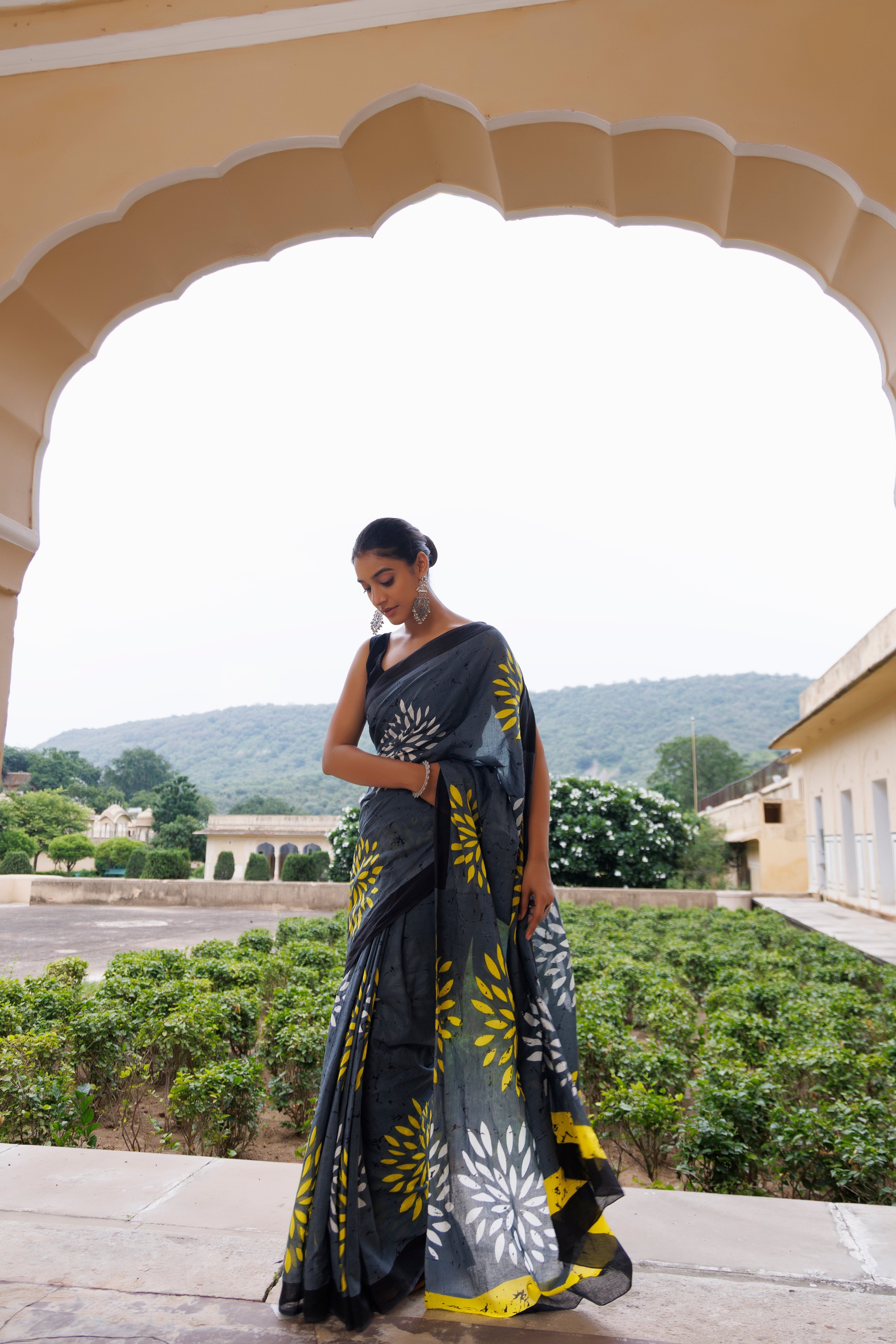 Brushed Grey Contrast Cotton Printed Saree - By Ragavi - qivii