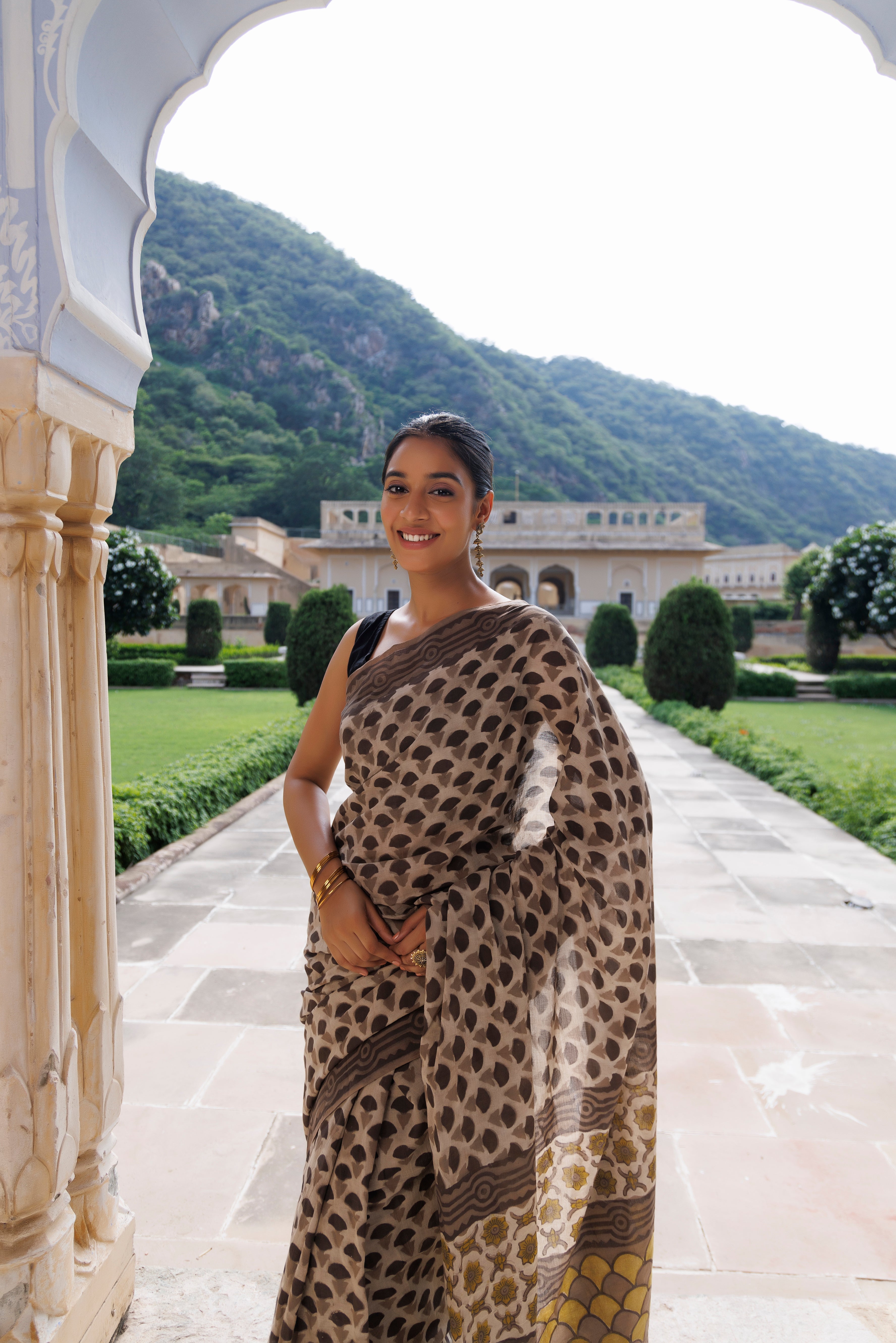 Taupe Brown Traditional Jaipuri Printed Saree - By Ragavi - qivii