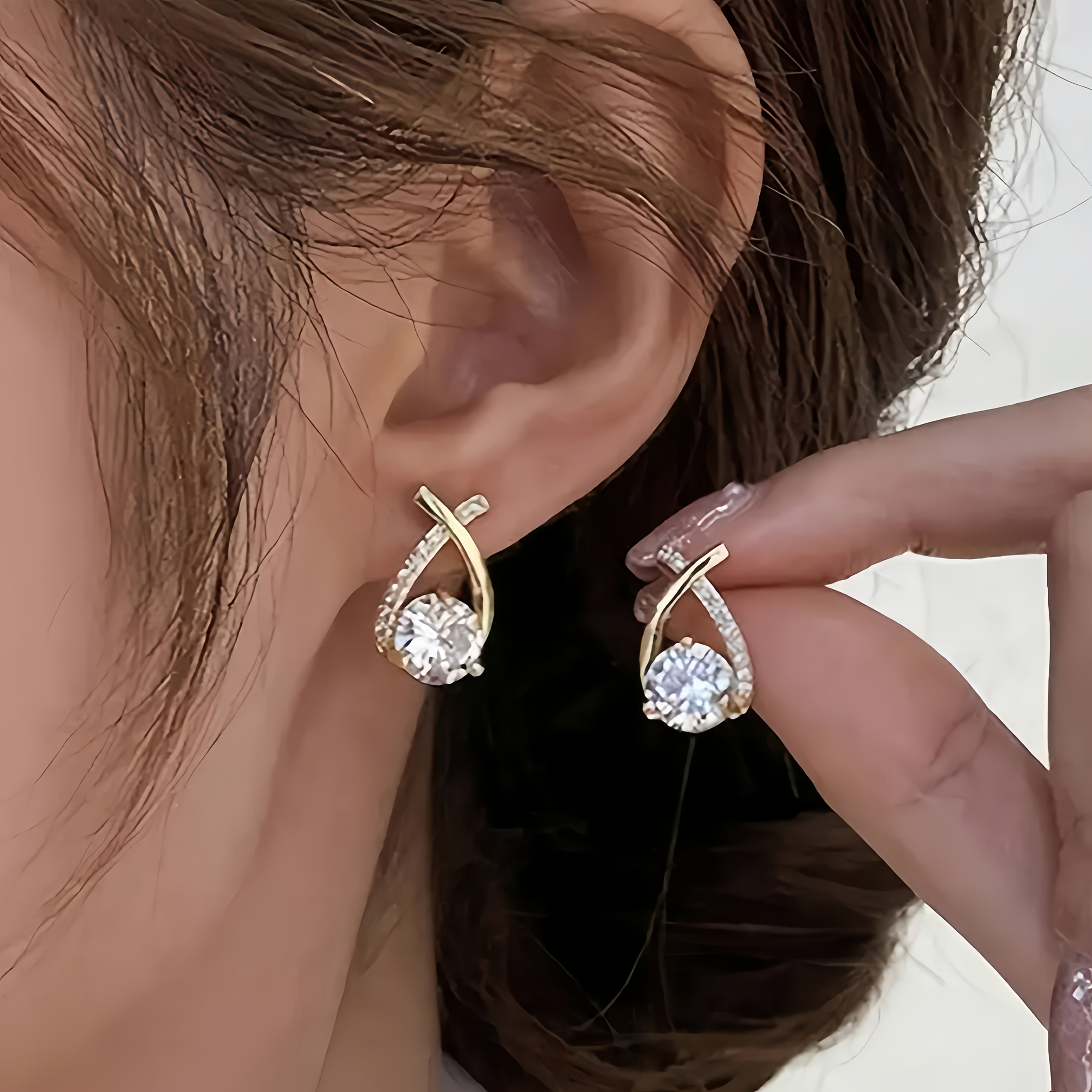 Oorbellen met gouden kruis en zirconia - By Qivii