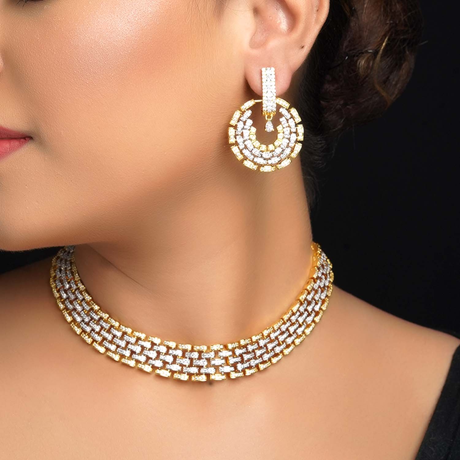 Thick neck line with beautifully designed dangler baalis