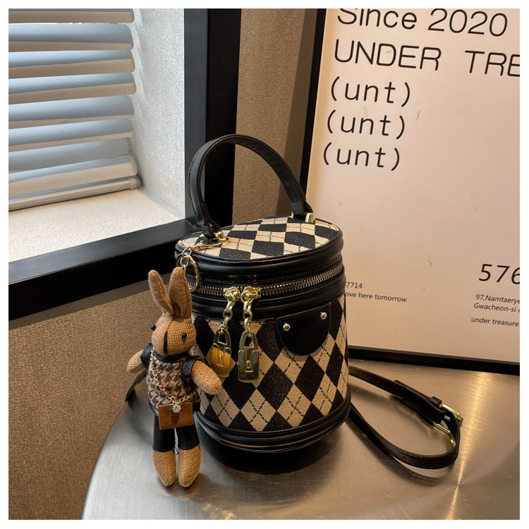 Women‘s Artisan Quilted Crossbody Bag Vintage Bunny Charm Bucket Tote
