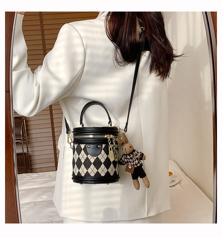 Women‘s Artisan Quilted Crossbody Bag Vintage Bunny Charm Bucket Tote