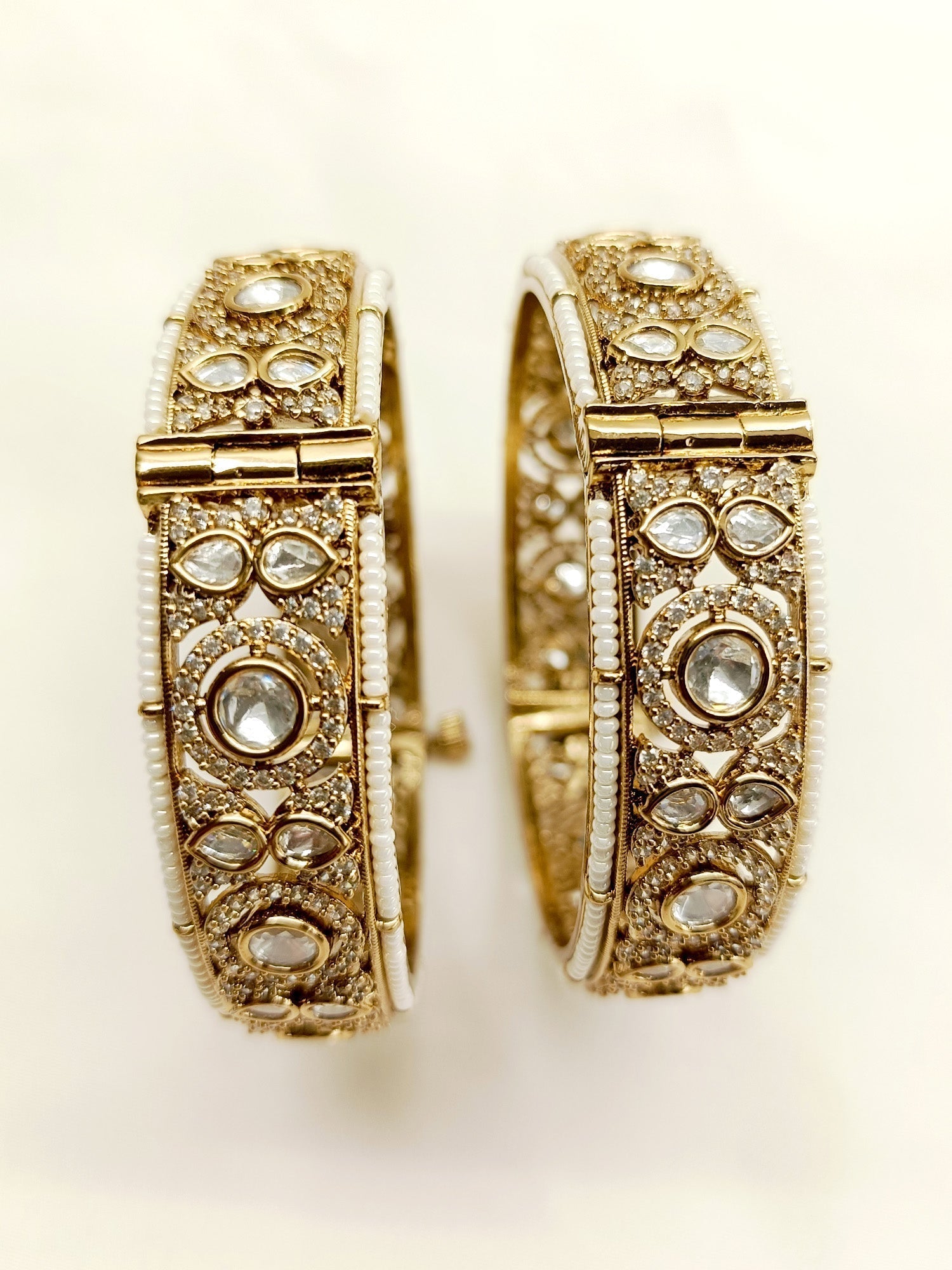 Aabheri White Victorian Bangle - qivii