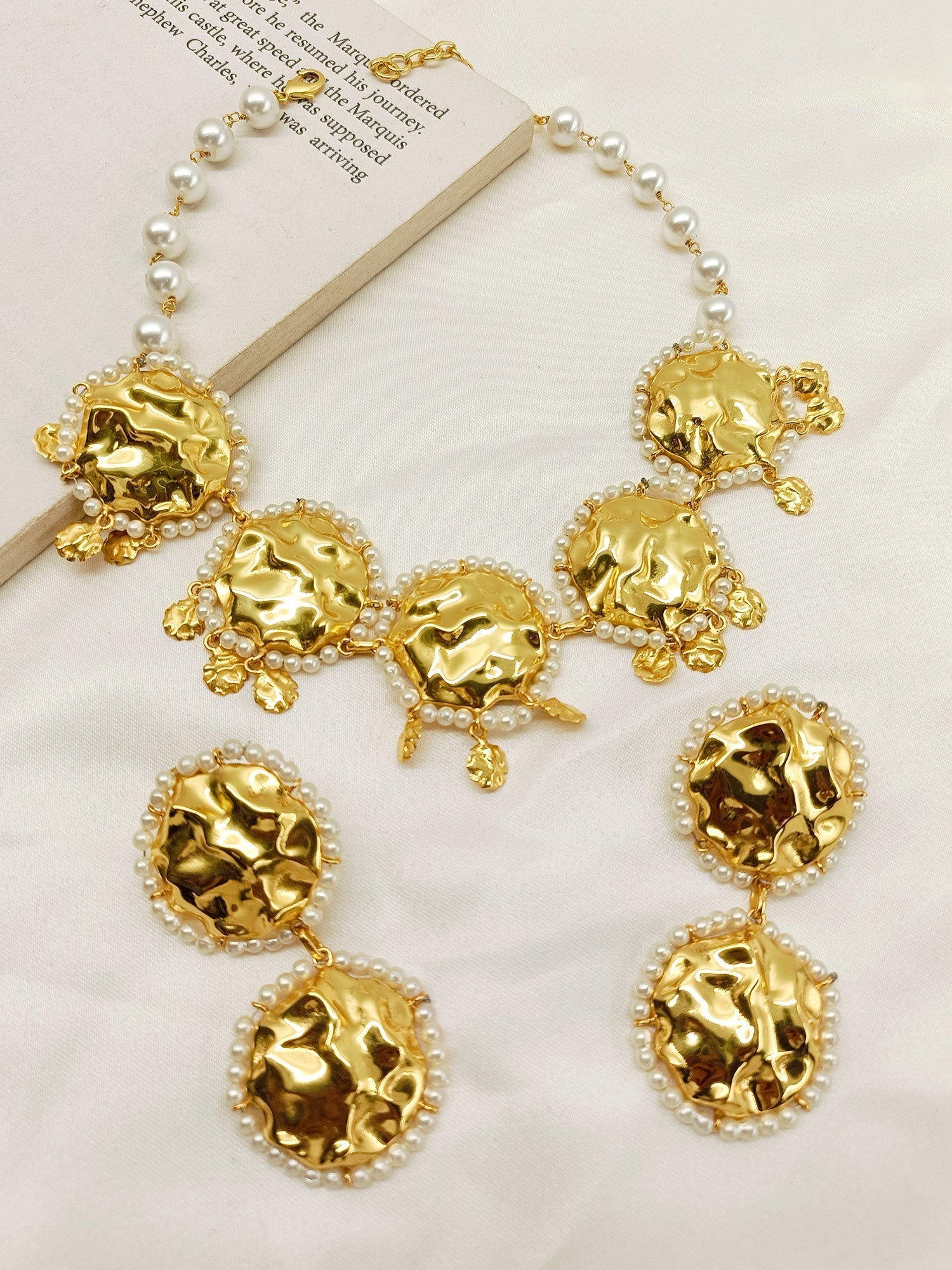 Aafreeda Golden Antique Choker Set - qivii