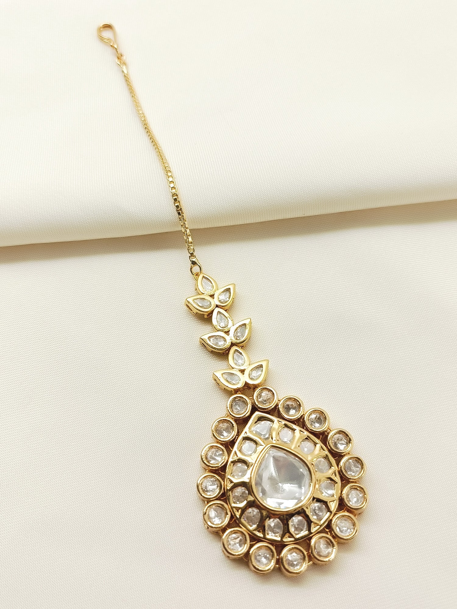 Siara White Kundan Teeka