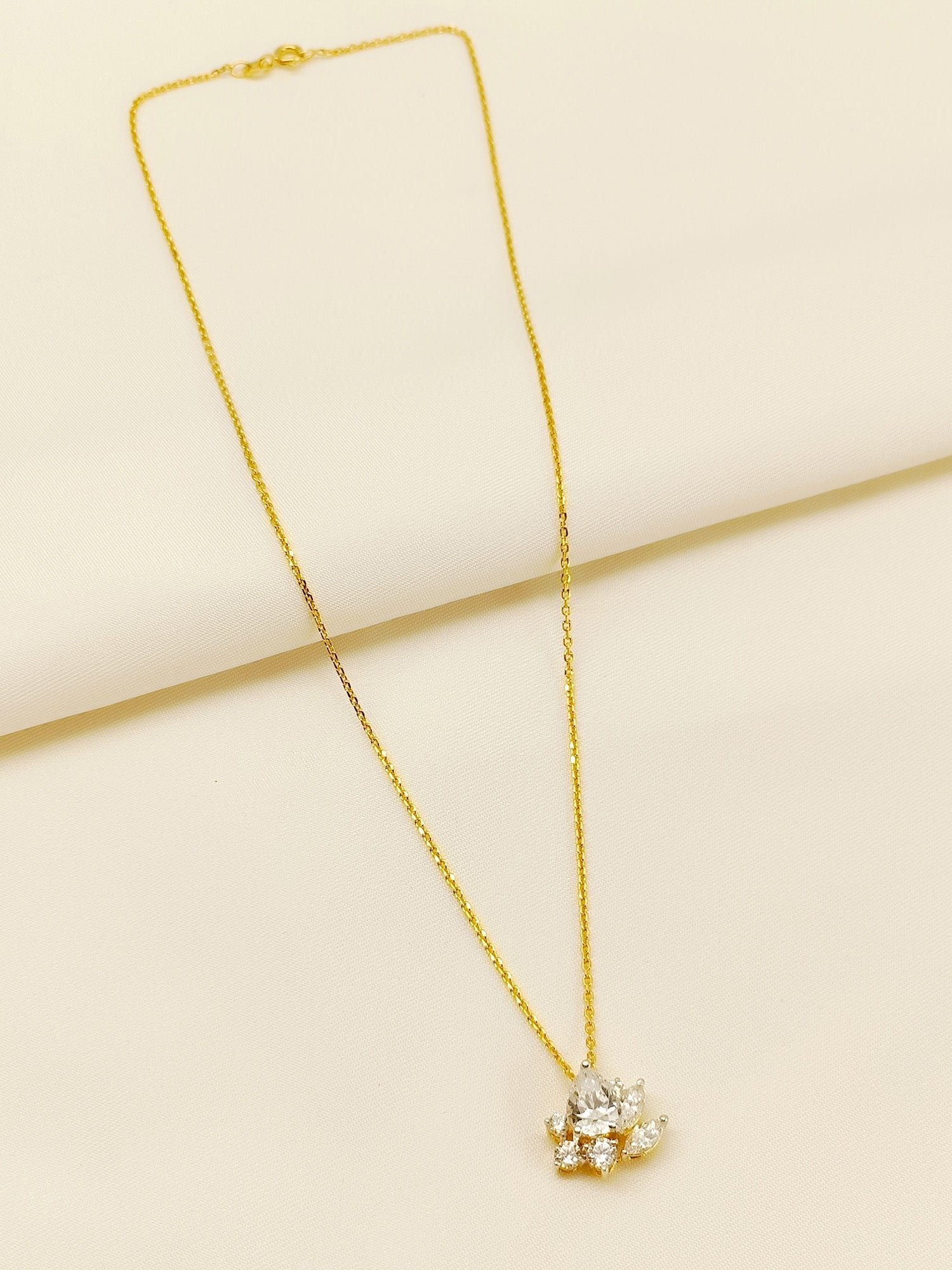 Meet 92.5 Silver Swarovski Stone Pendal - qivii