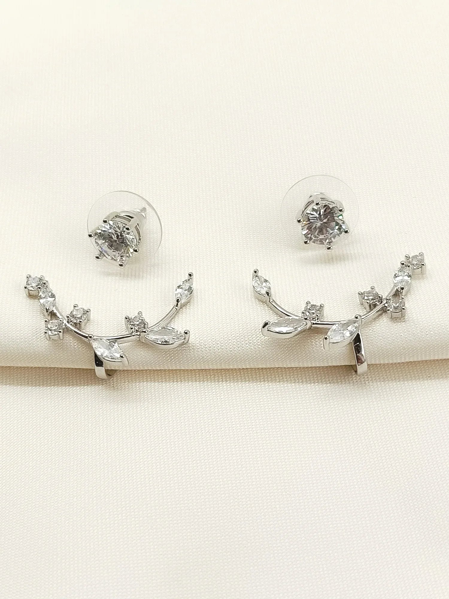 Kairan White 92.5 Silver Earcuff With Solitaire Stud