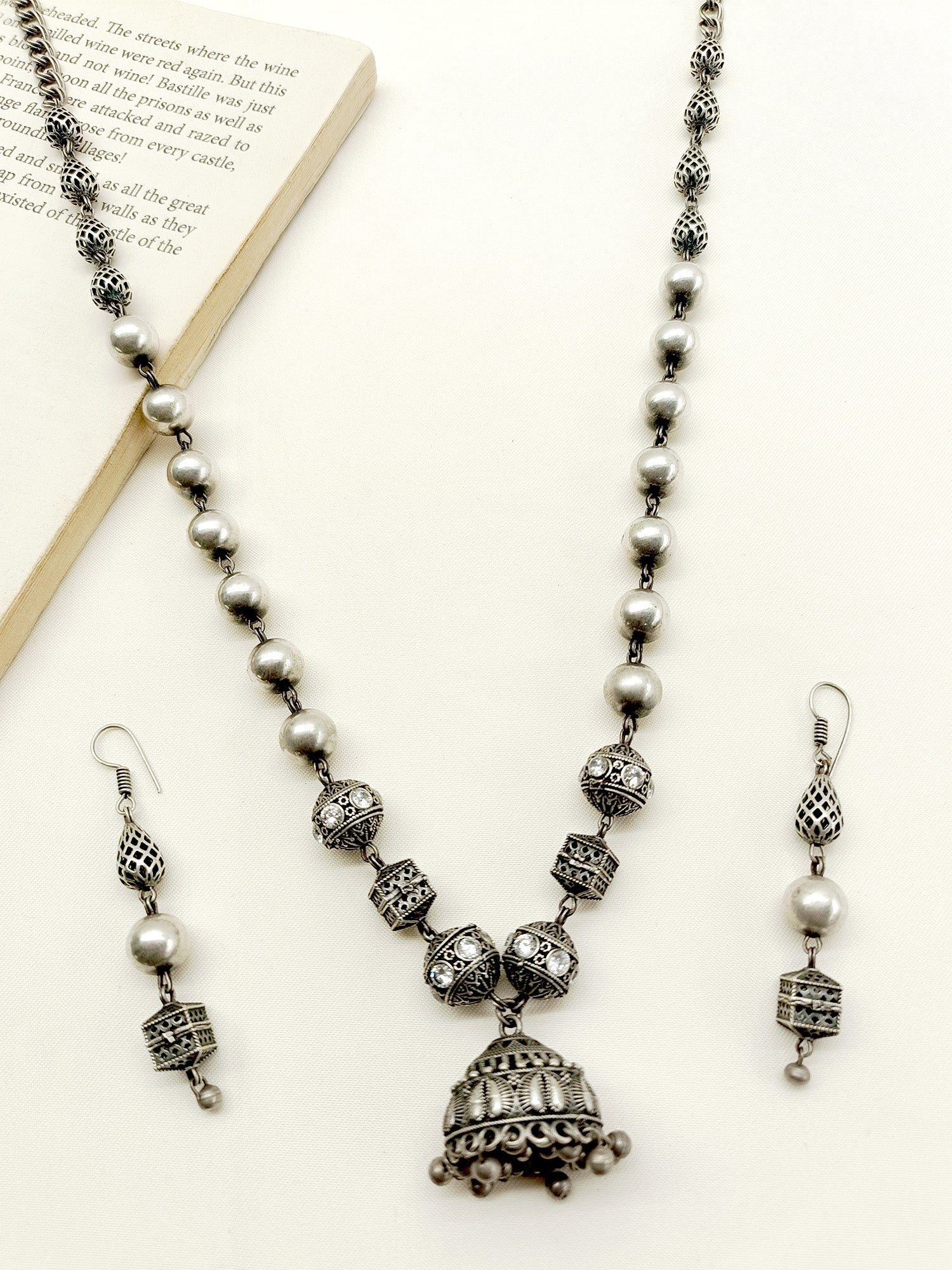 Shelly White Oxidized Necklace Set - qivii