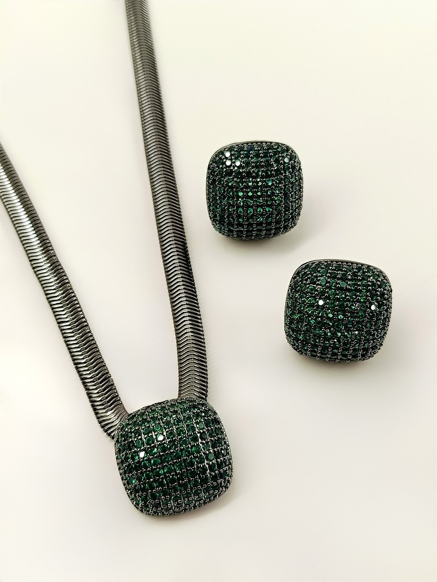 Amisha Green Square Shape Victorian Pendant Set - qivii