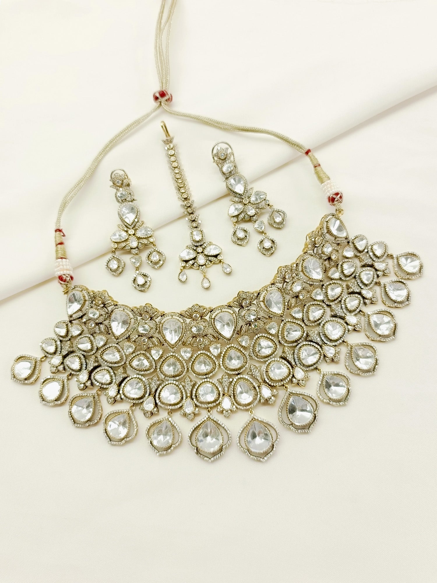 Geetanjali White Victorian Set