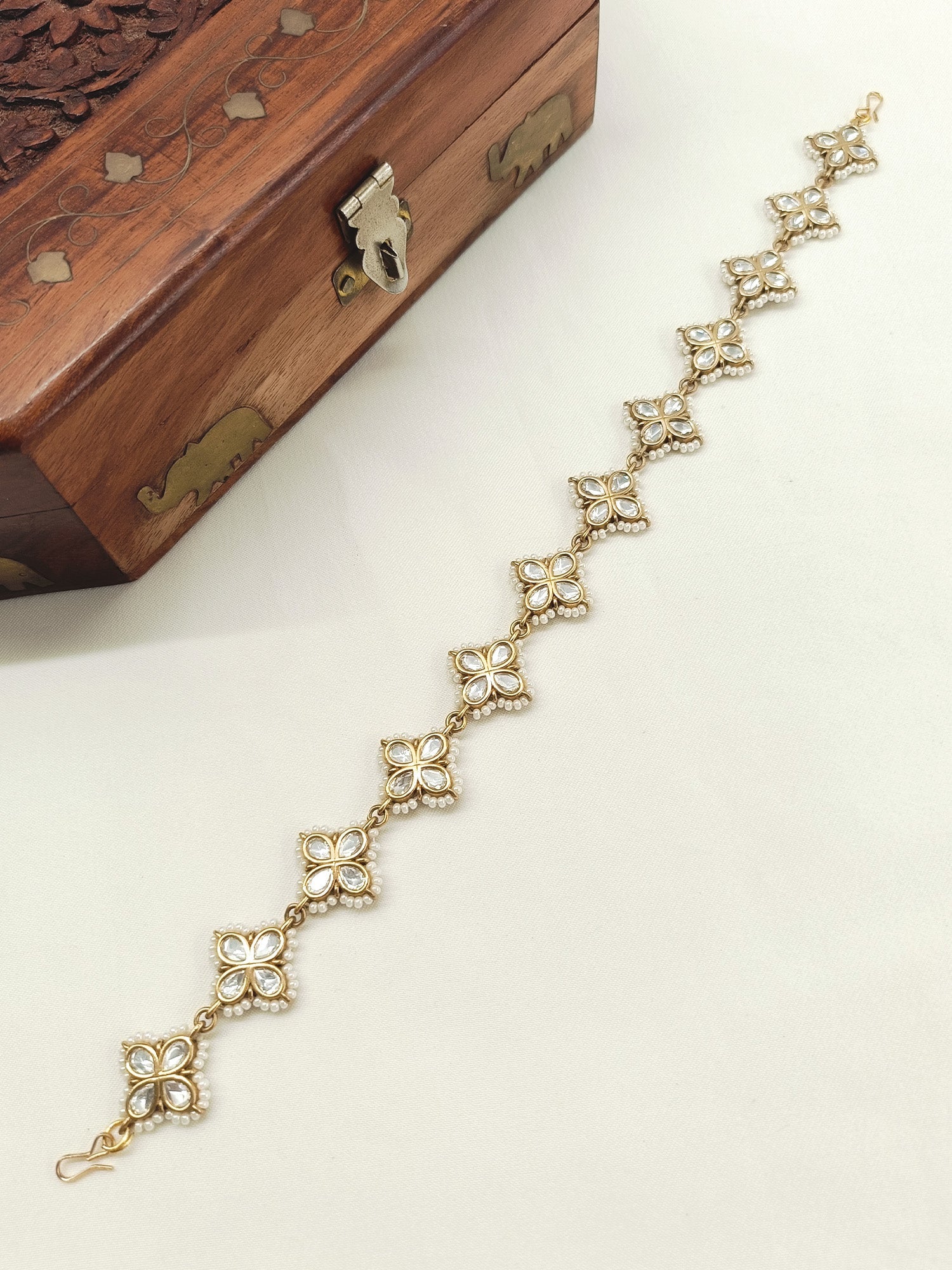 Nehal White Kundan Sheeshpatti