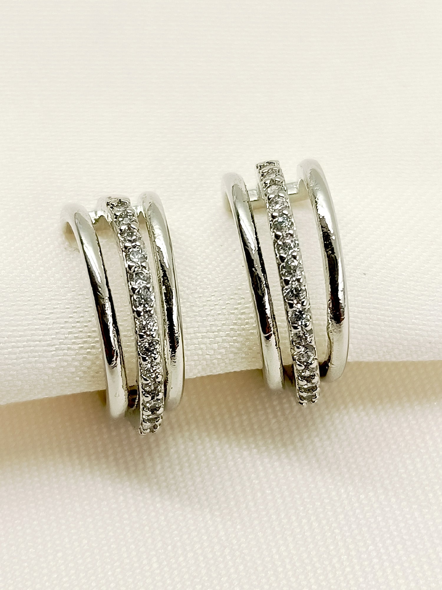 Aadanya White American Diamond Earcuff - qivii