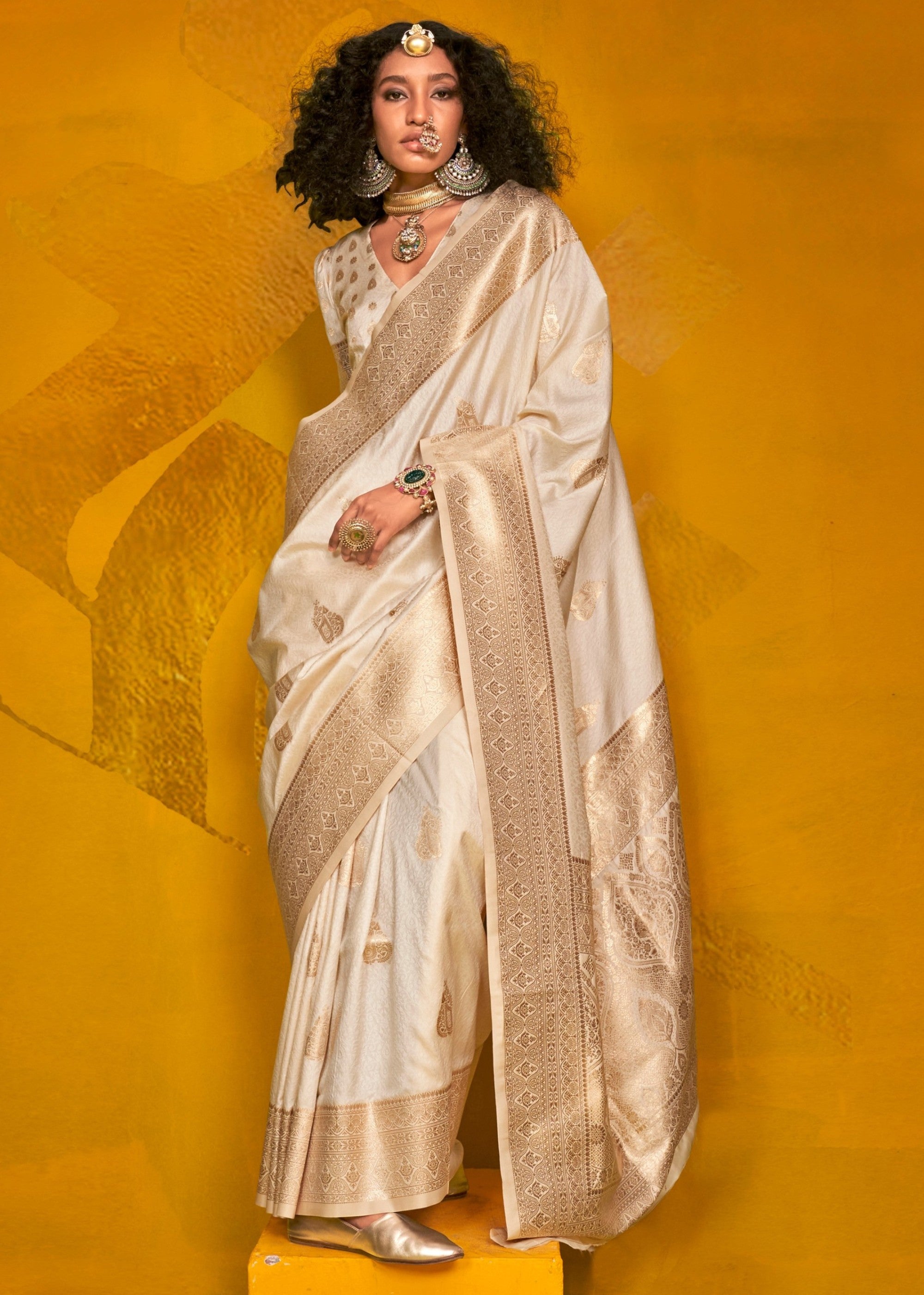 Off-white Two Tone Handloom Weaving Silk Saree - qivii