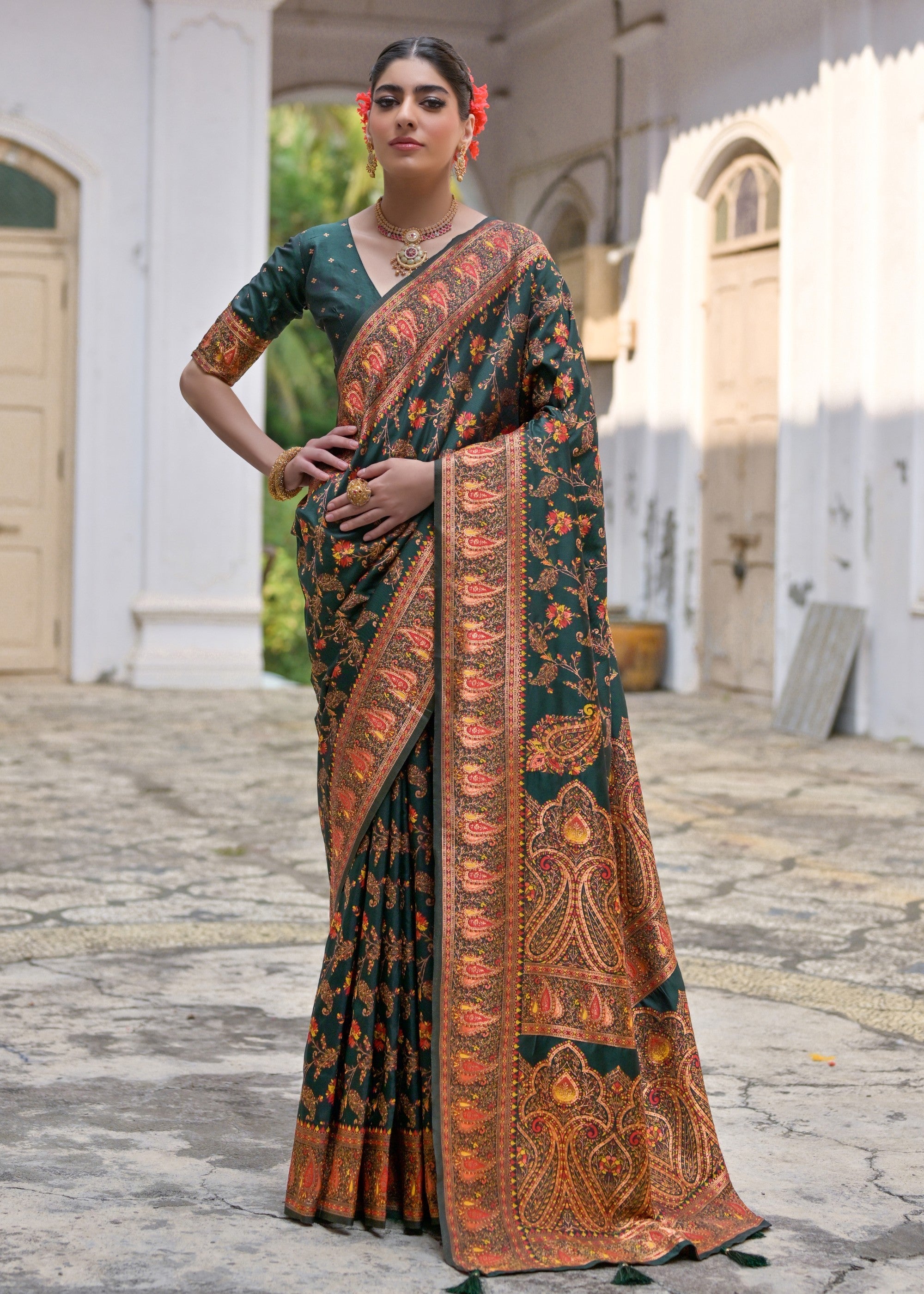 Green Thread Woven Jal & Flower Silk Saree With Thread Woven Pallu - qivii