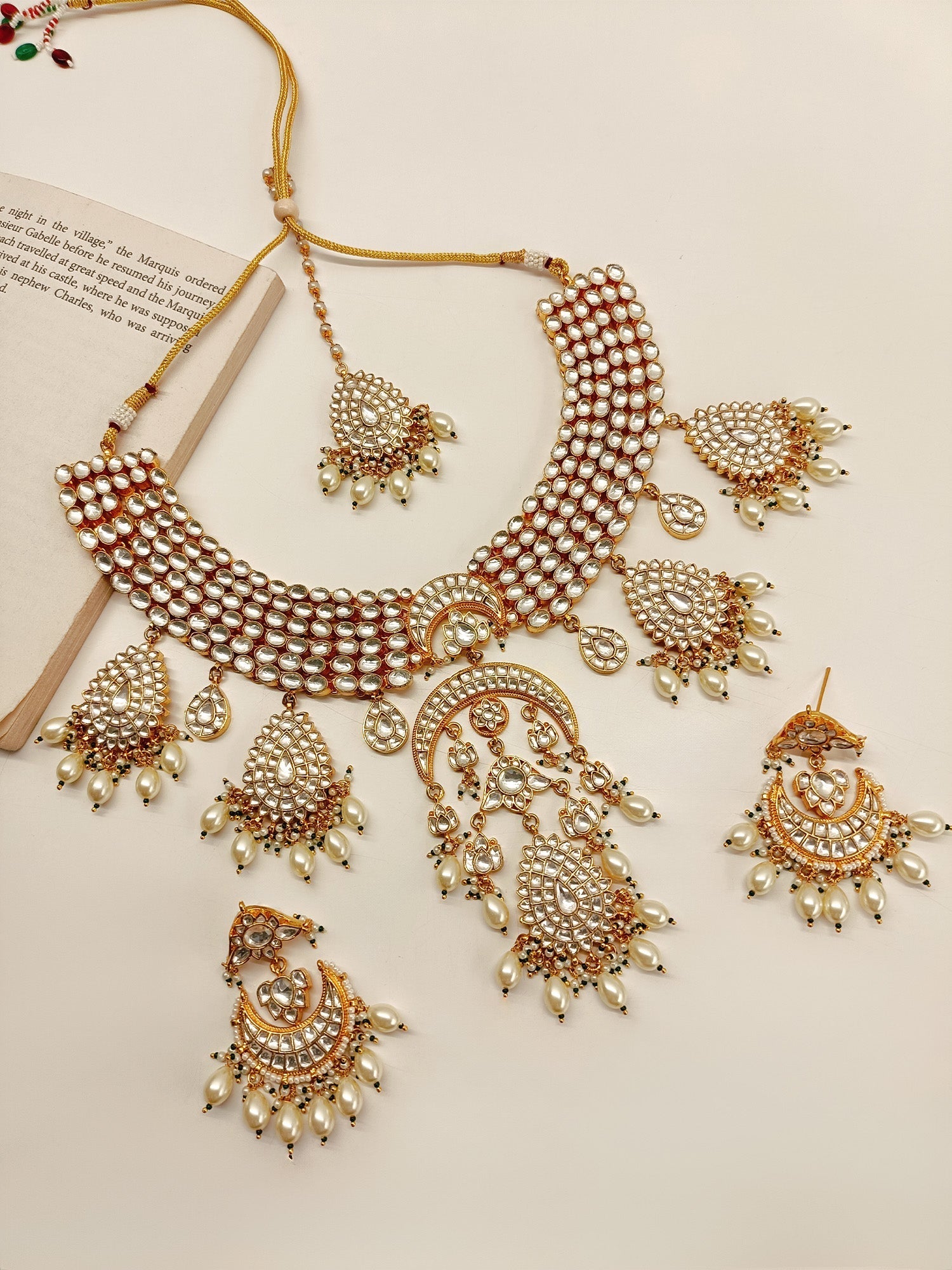 Omisha White Kundan Necklace Set - qivii