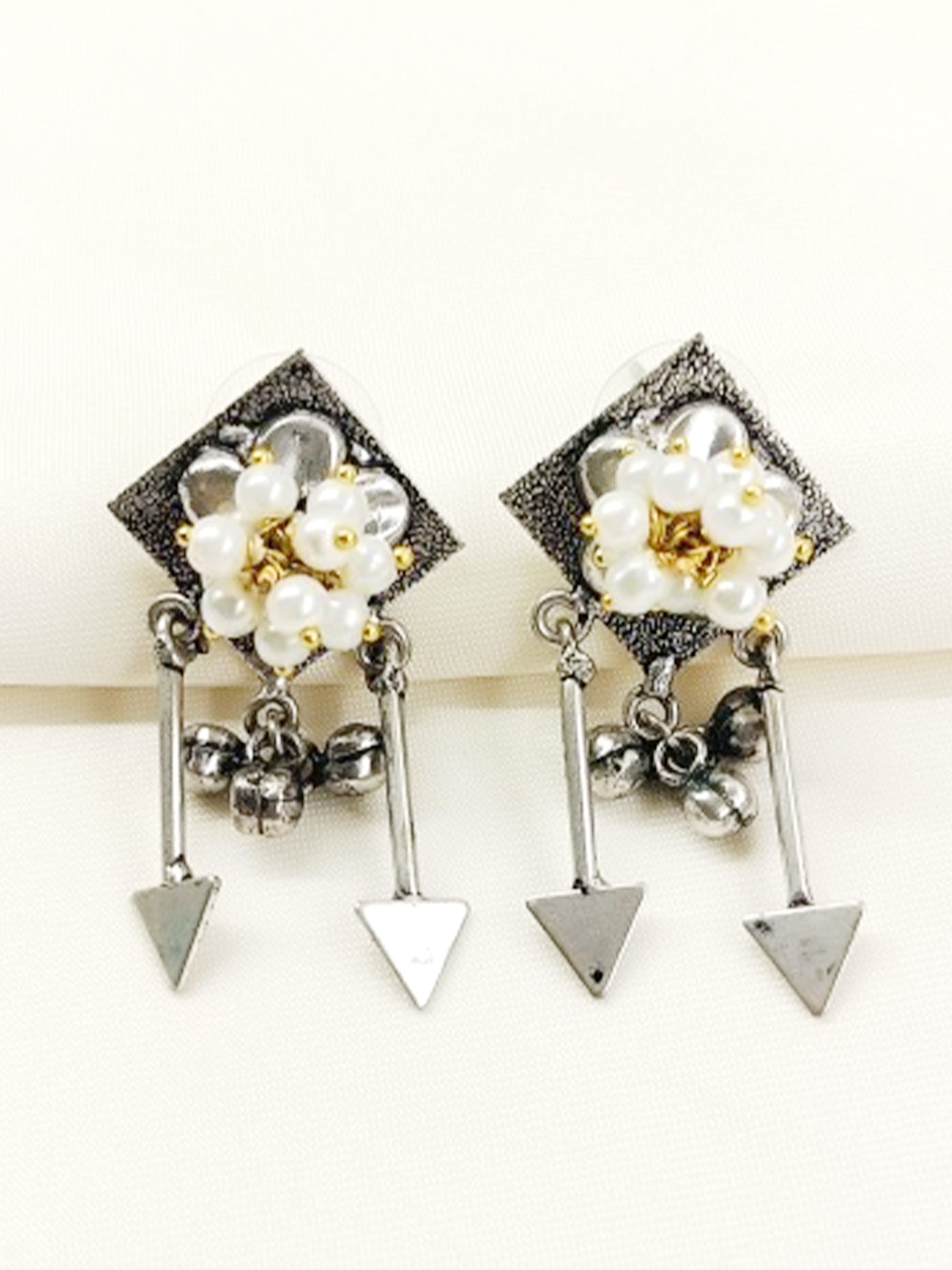 Deeva White Pearl Oxidized Earring