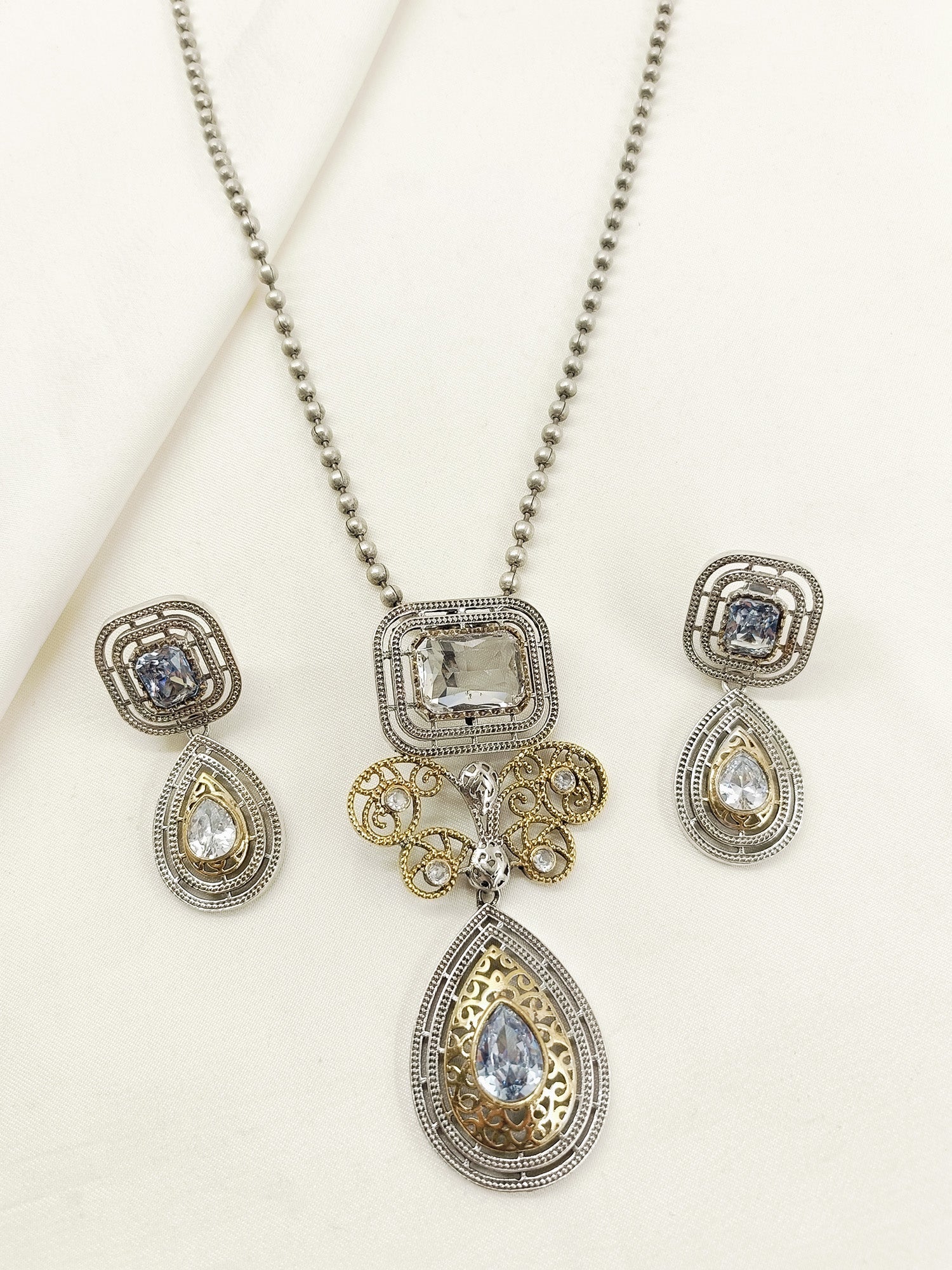 Udgati White Oxidized Pendant Set