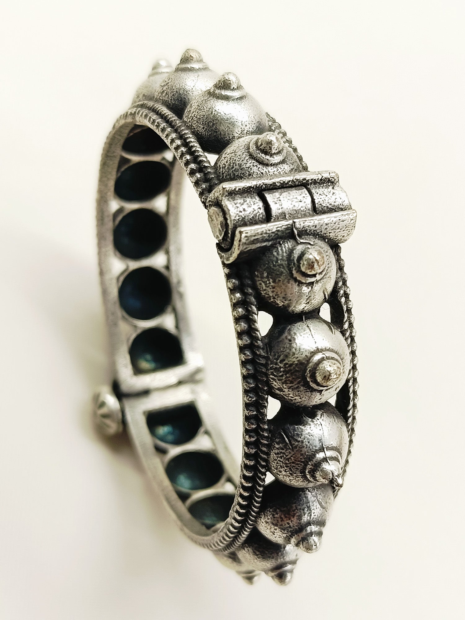 Yashodhara Plain Oxidized Kada