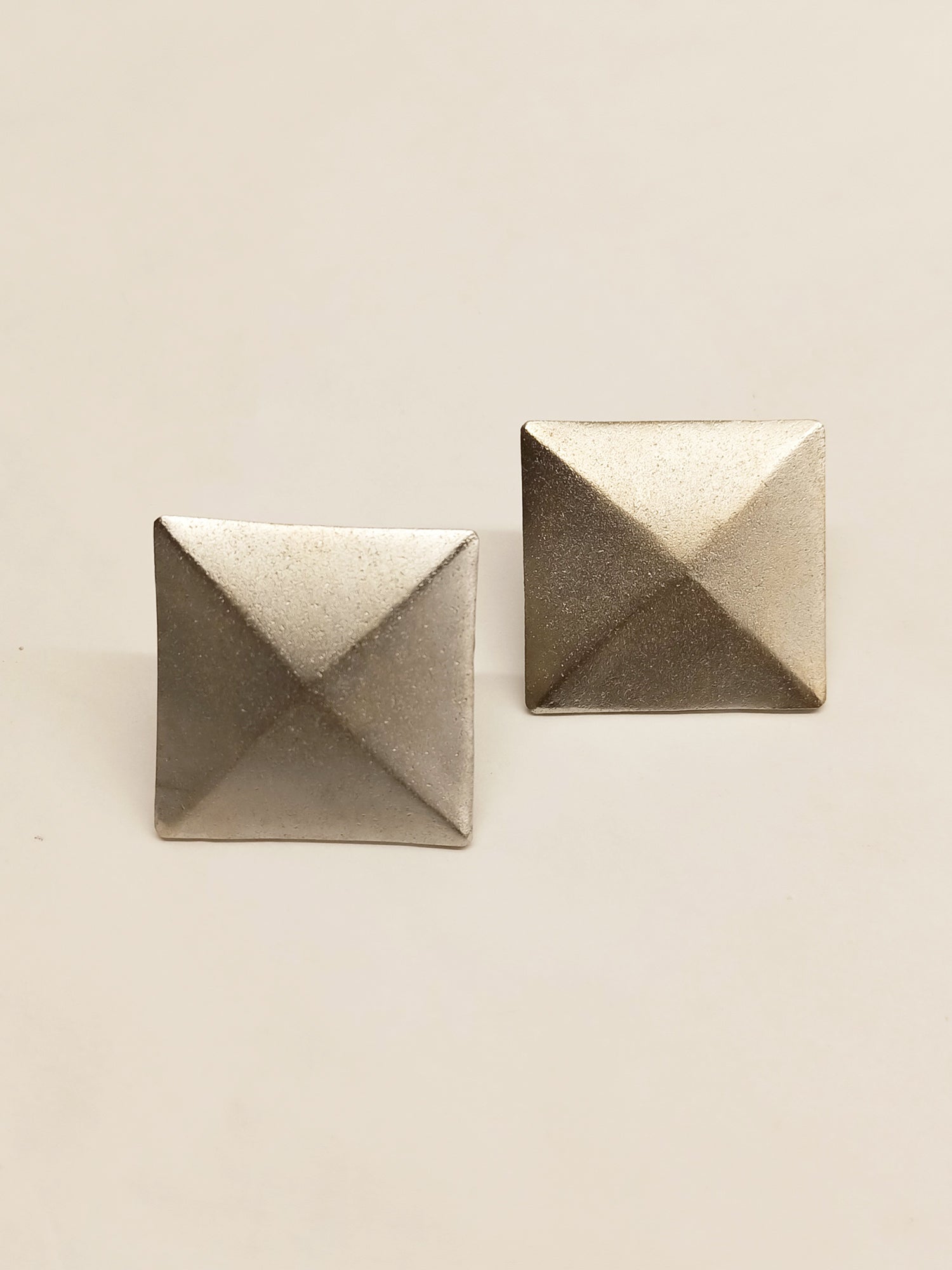 Evelyn Square Silver Stud - qivii