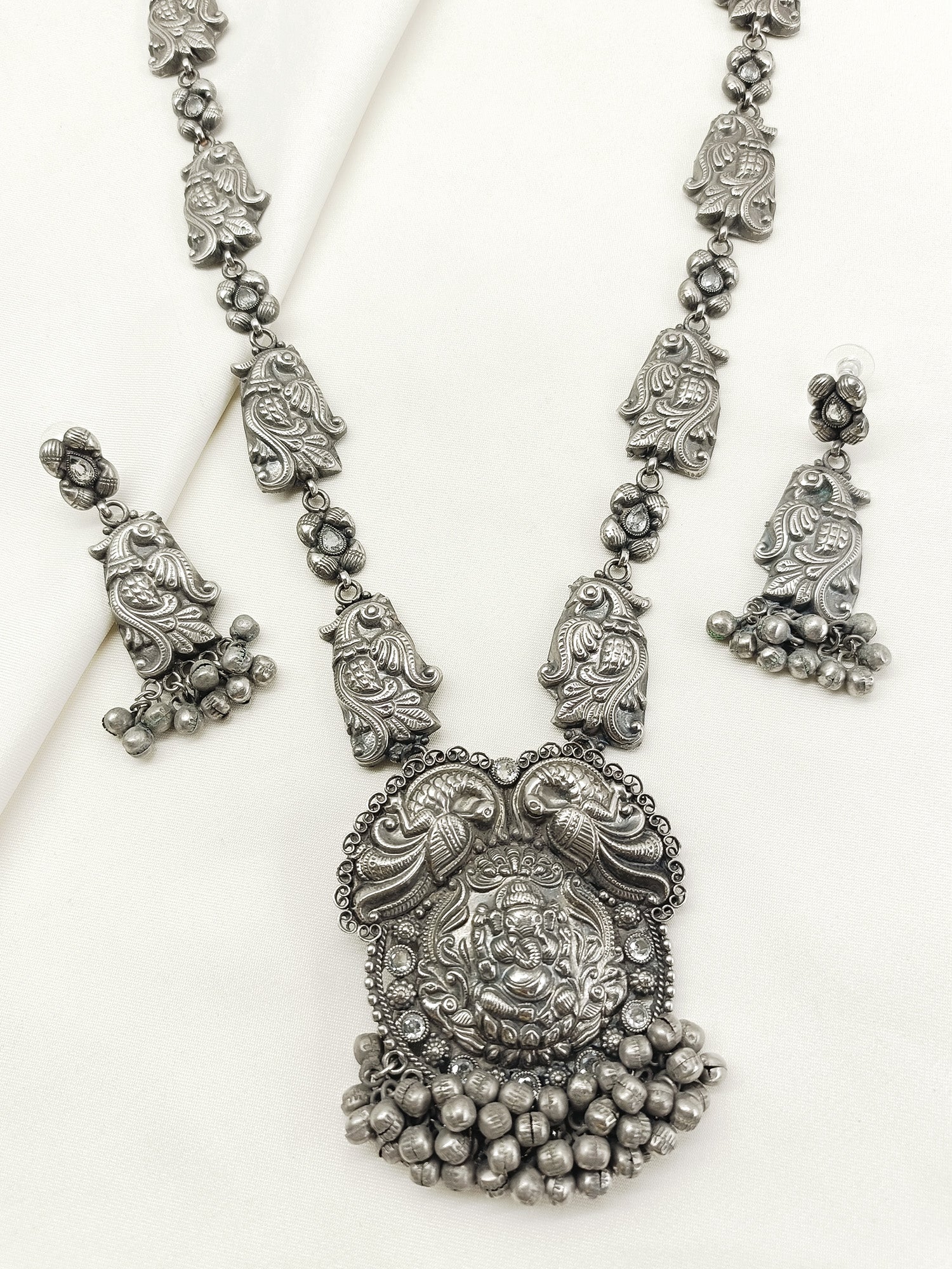 Xaria White Oxidized Necklace Set