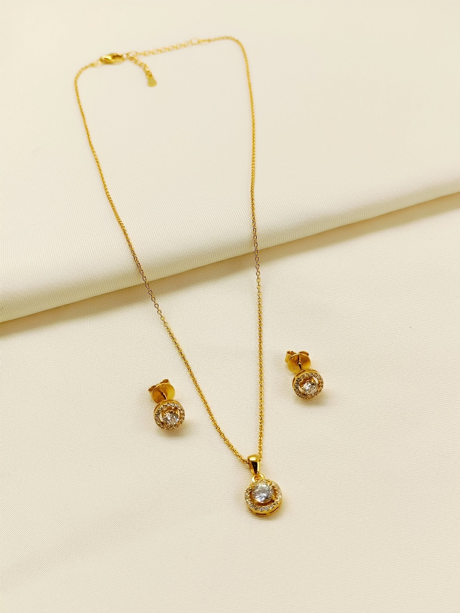 Ishmita 92.5 Silver Swarovski Stone Pendant Set - qivii