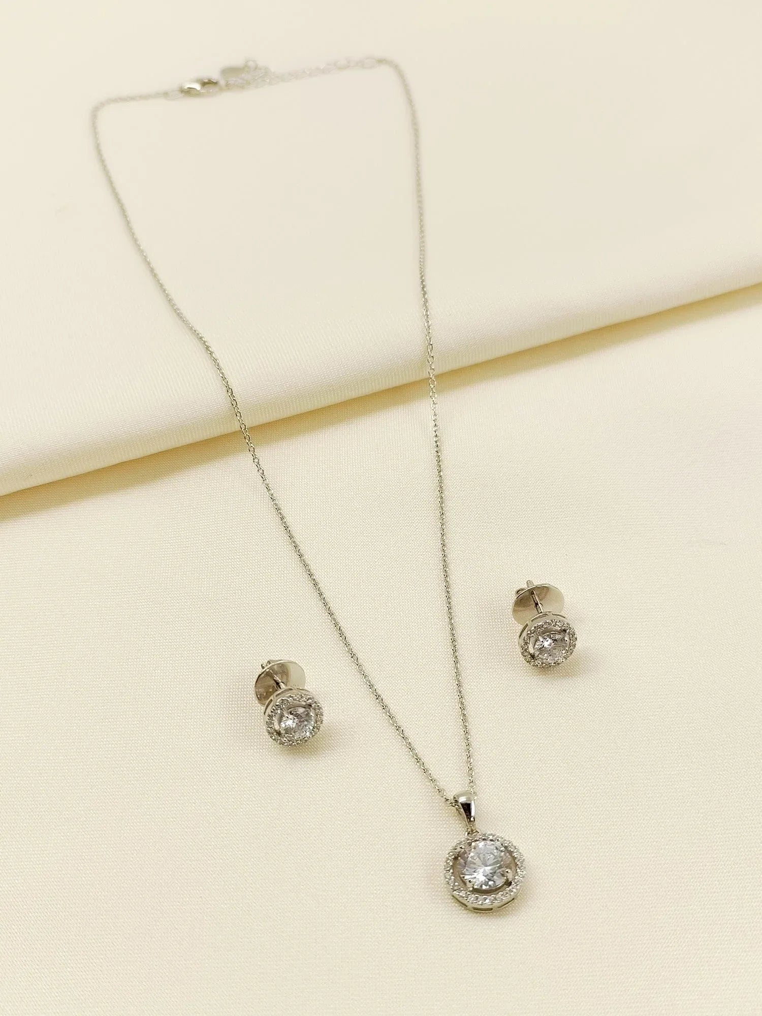 Gleaming 92.5 Silver Swarovski Stone Pendant Set