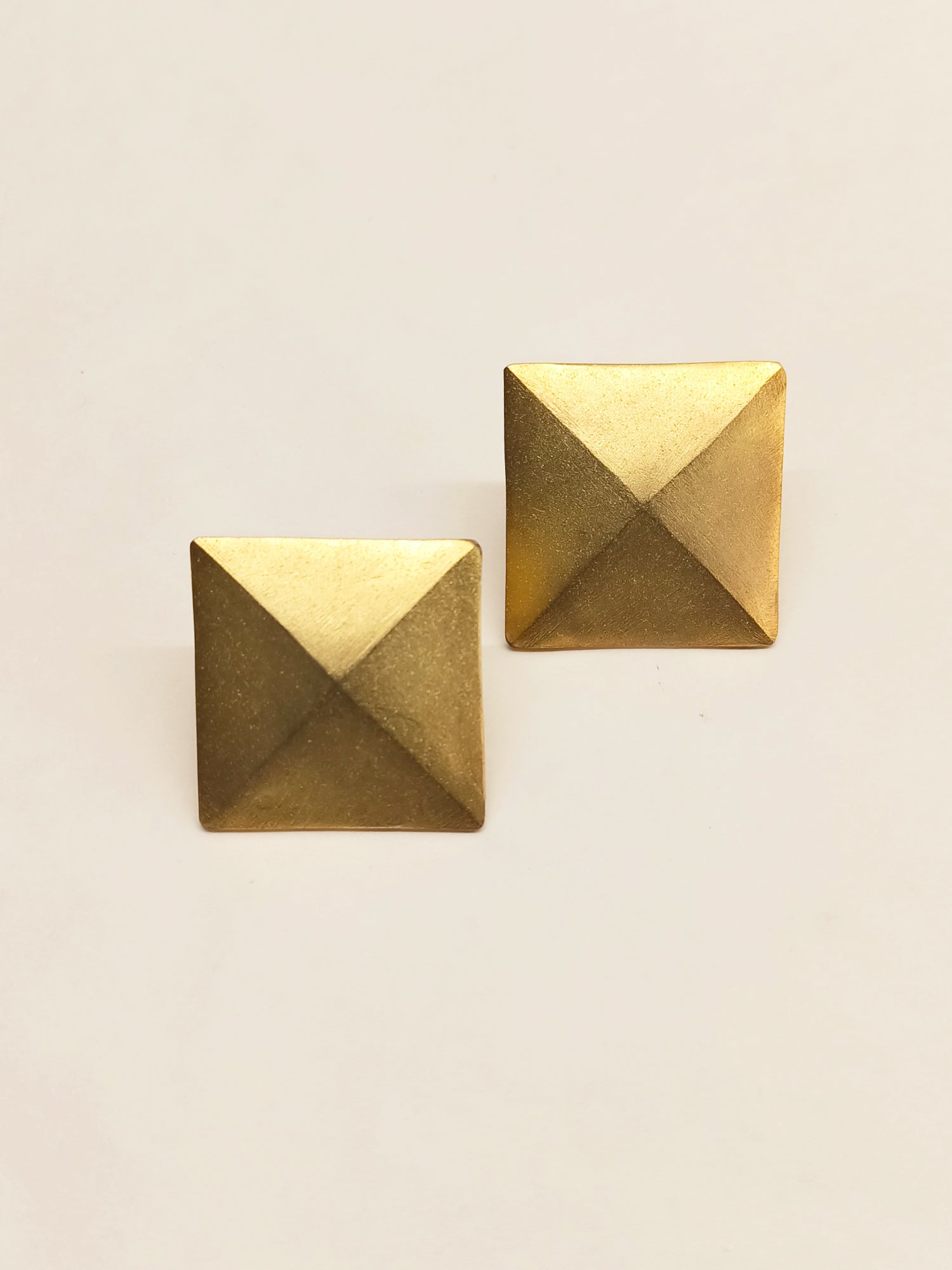 Zoey Square Golden Stud - qivii