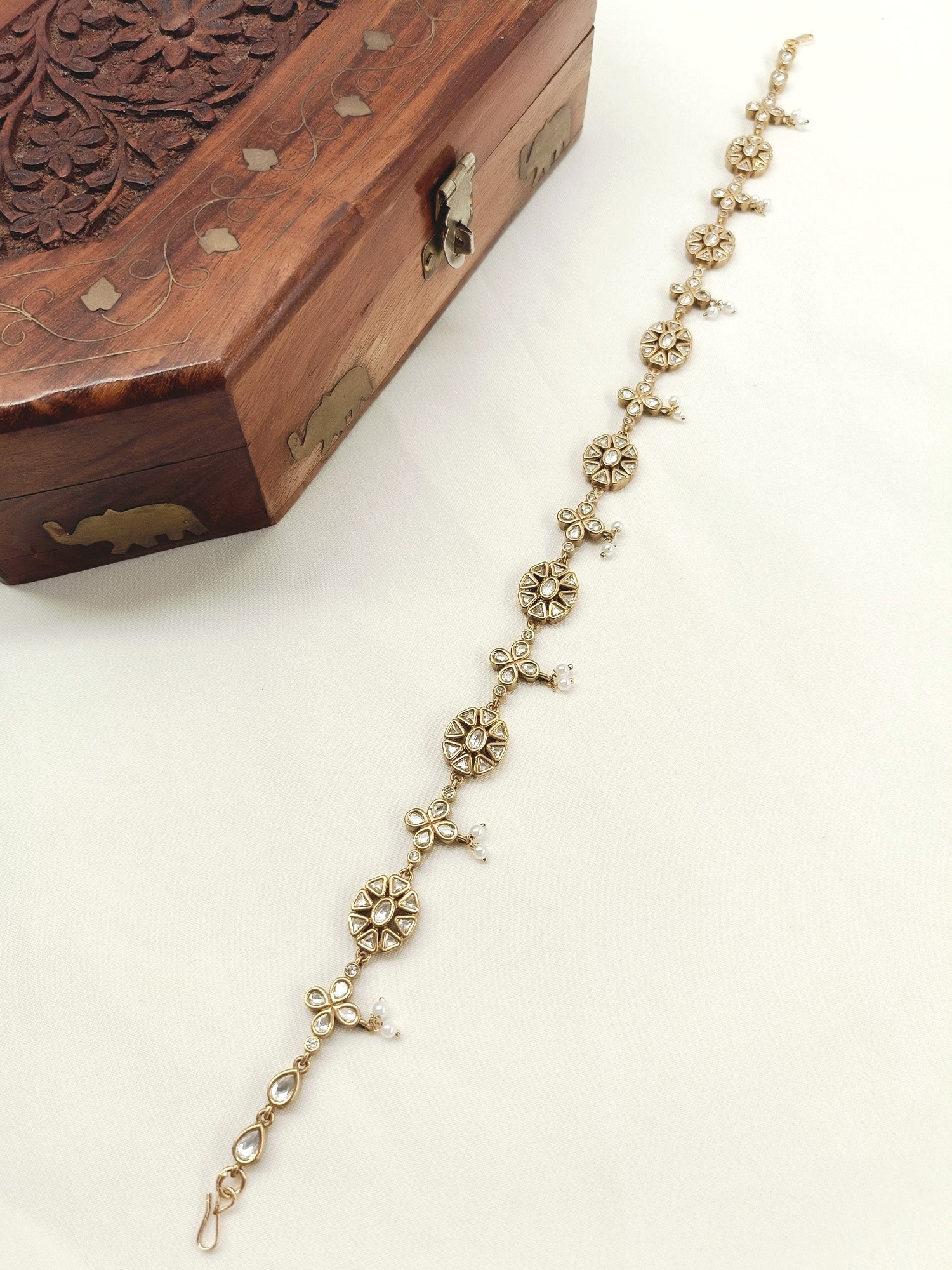 Omi White Kundan Sheeshpatti