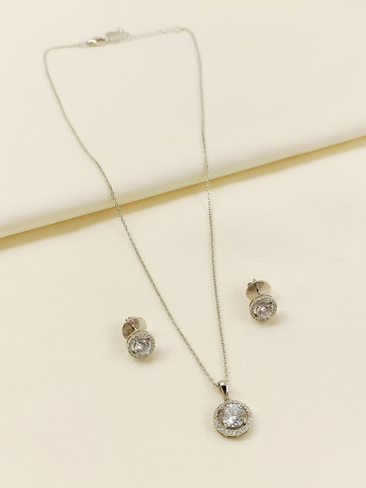 Gleaming 92.5 Silver Swarovski Stone Pendant Set - qivii