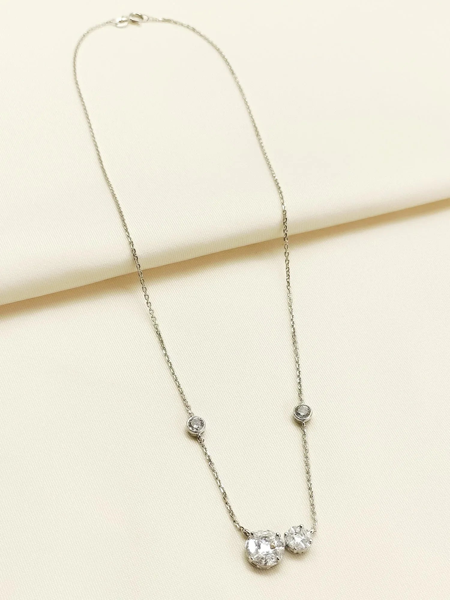 Urvita 92.5 Silver Swarovski Stone Pendal