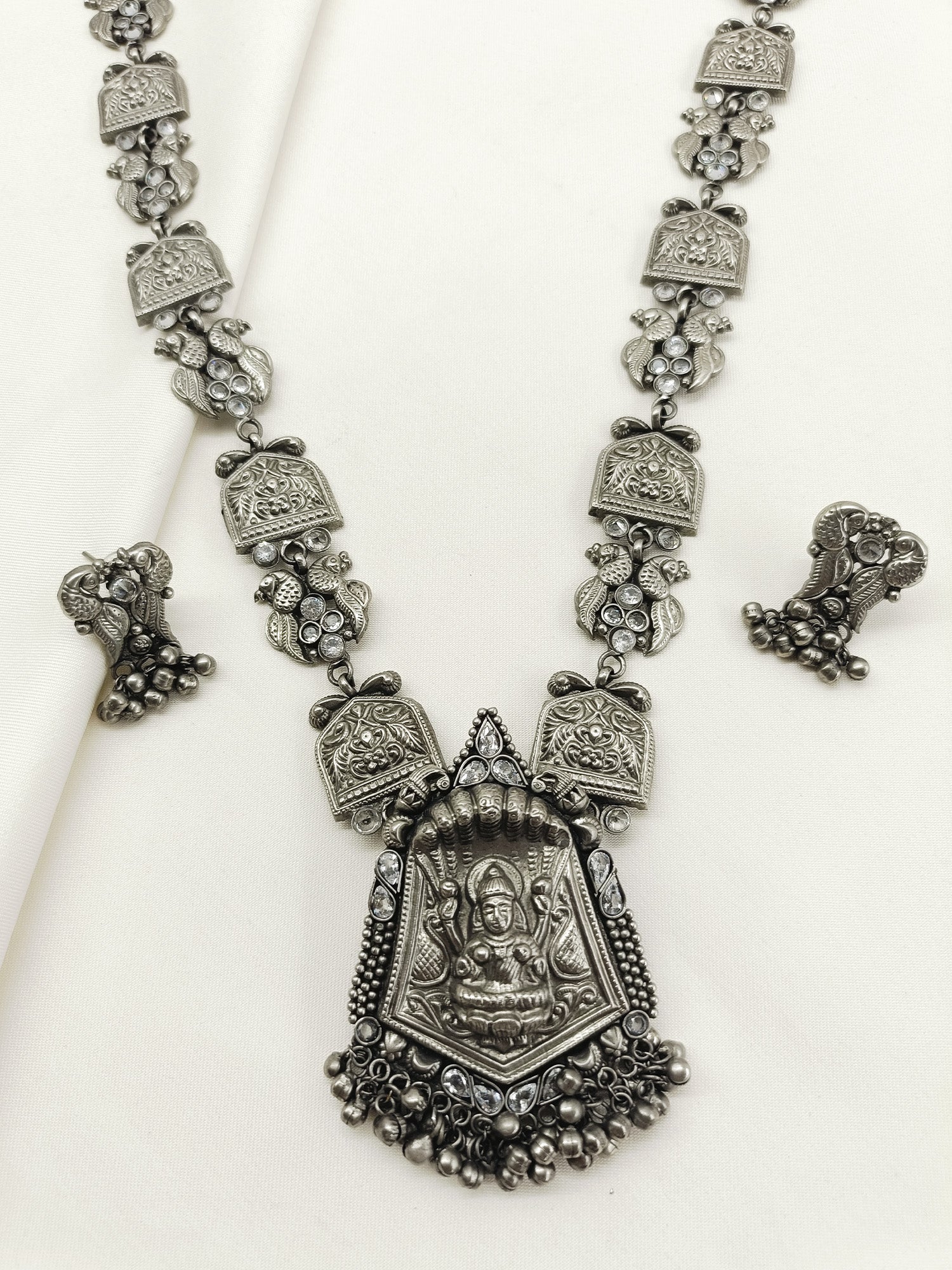 Qiratul White Oxidized Necklace Set