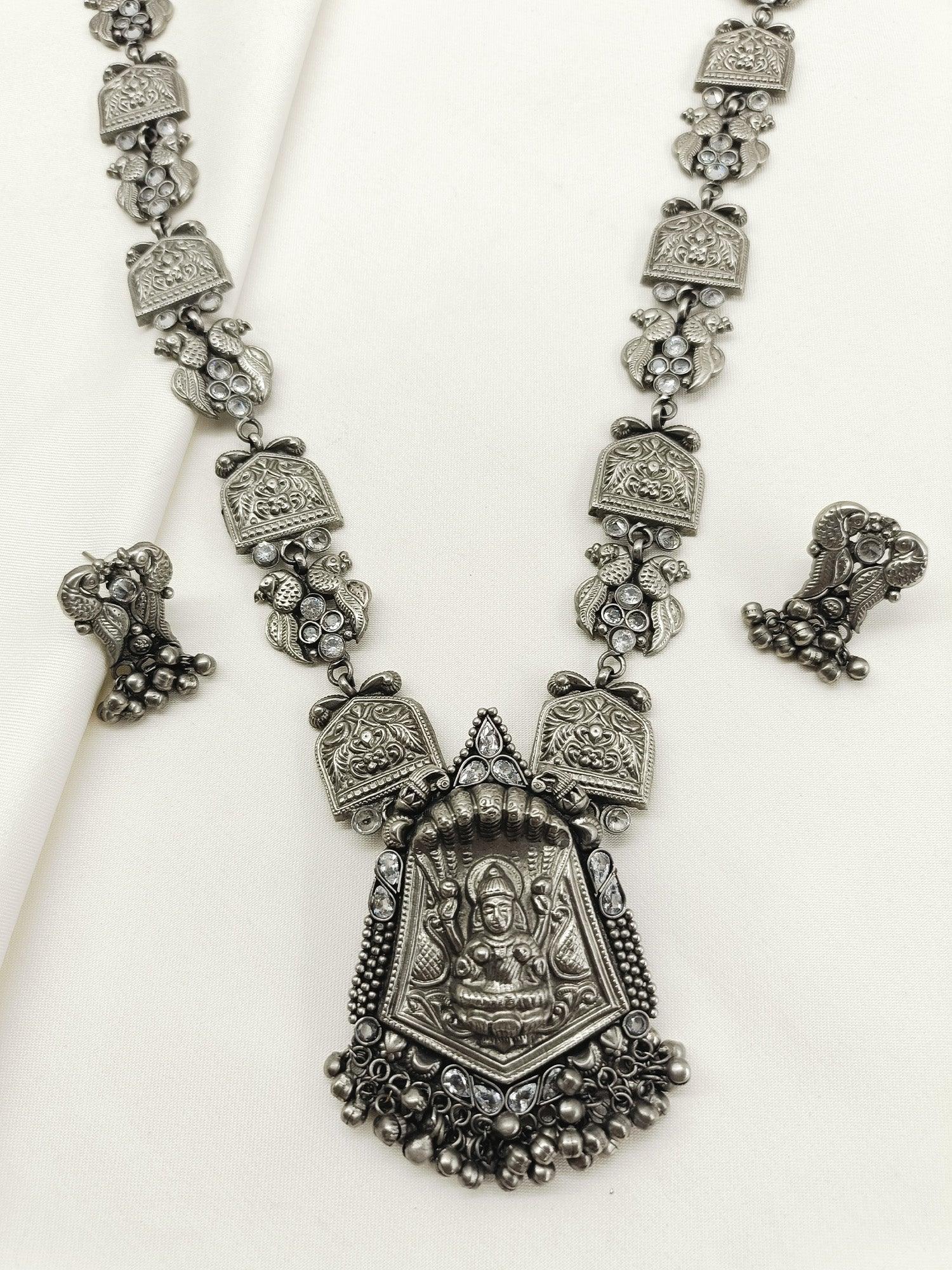 Qiratul White Oxidized Necklace Set