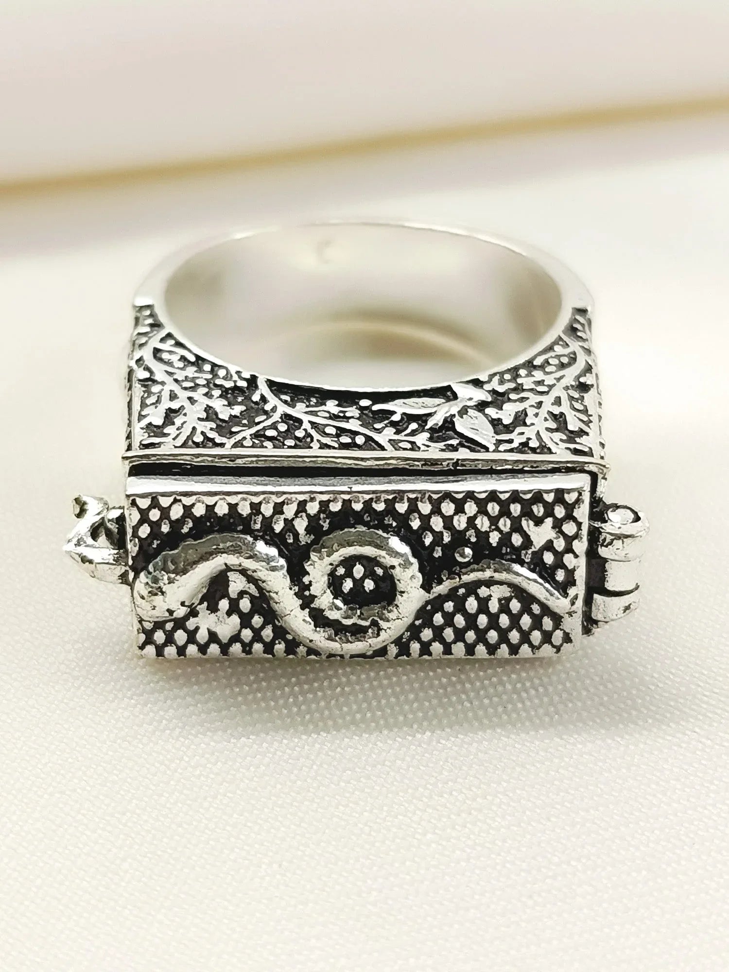 Mary Silver Western Finger Ring