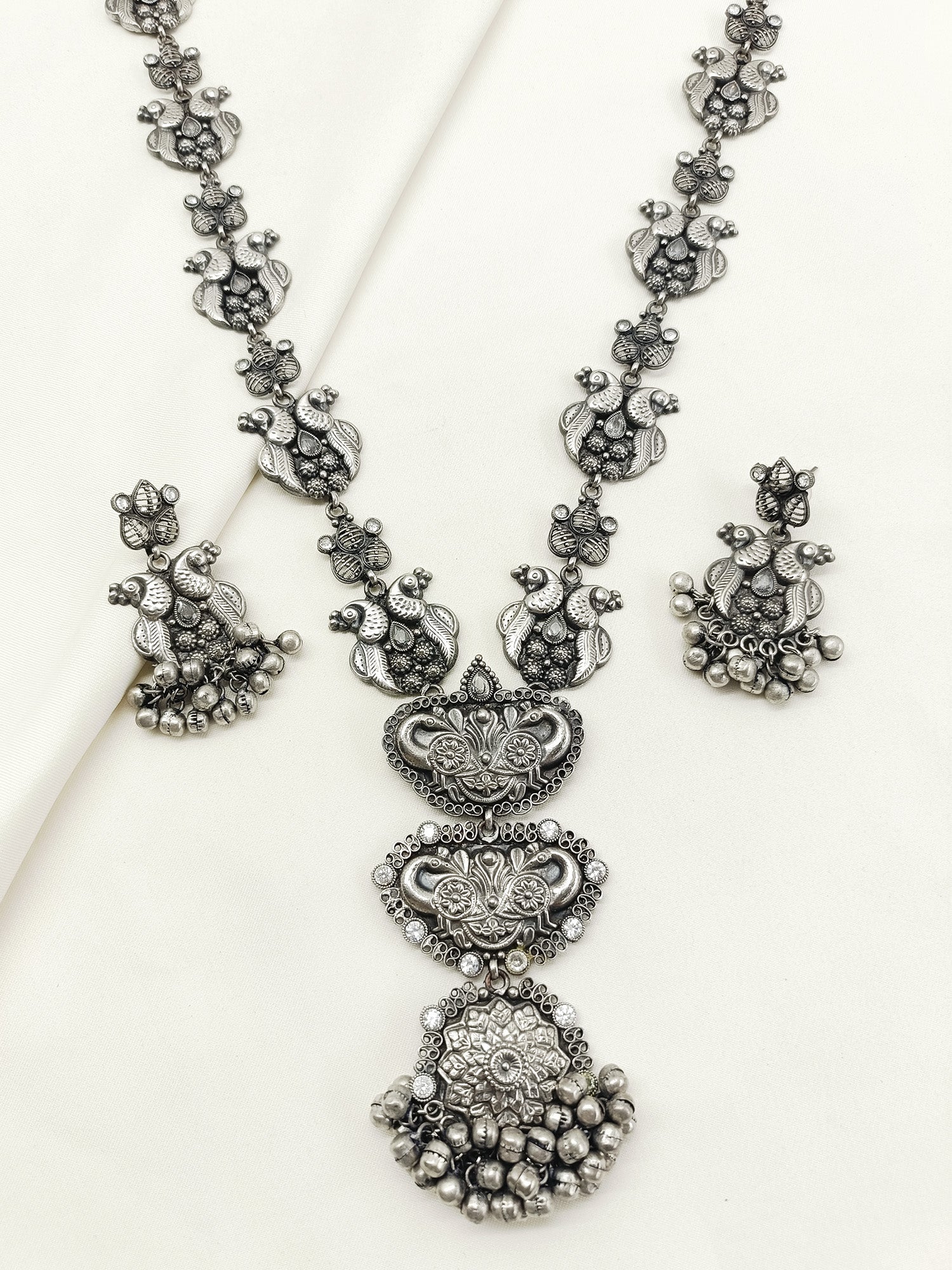 Qandeel White Oxidized Necklace Set
