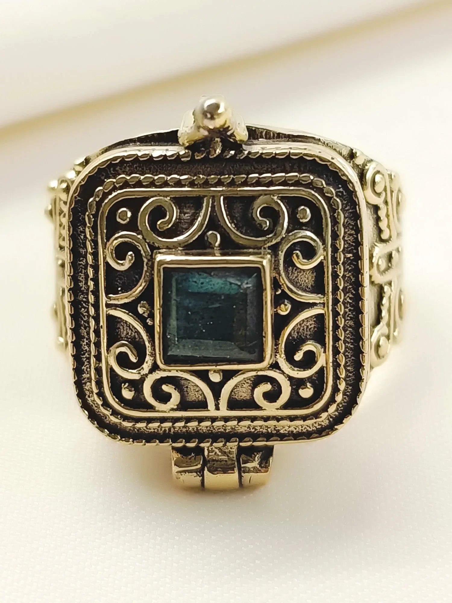 Anuruddh Mint Green Western Finger Ring