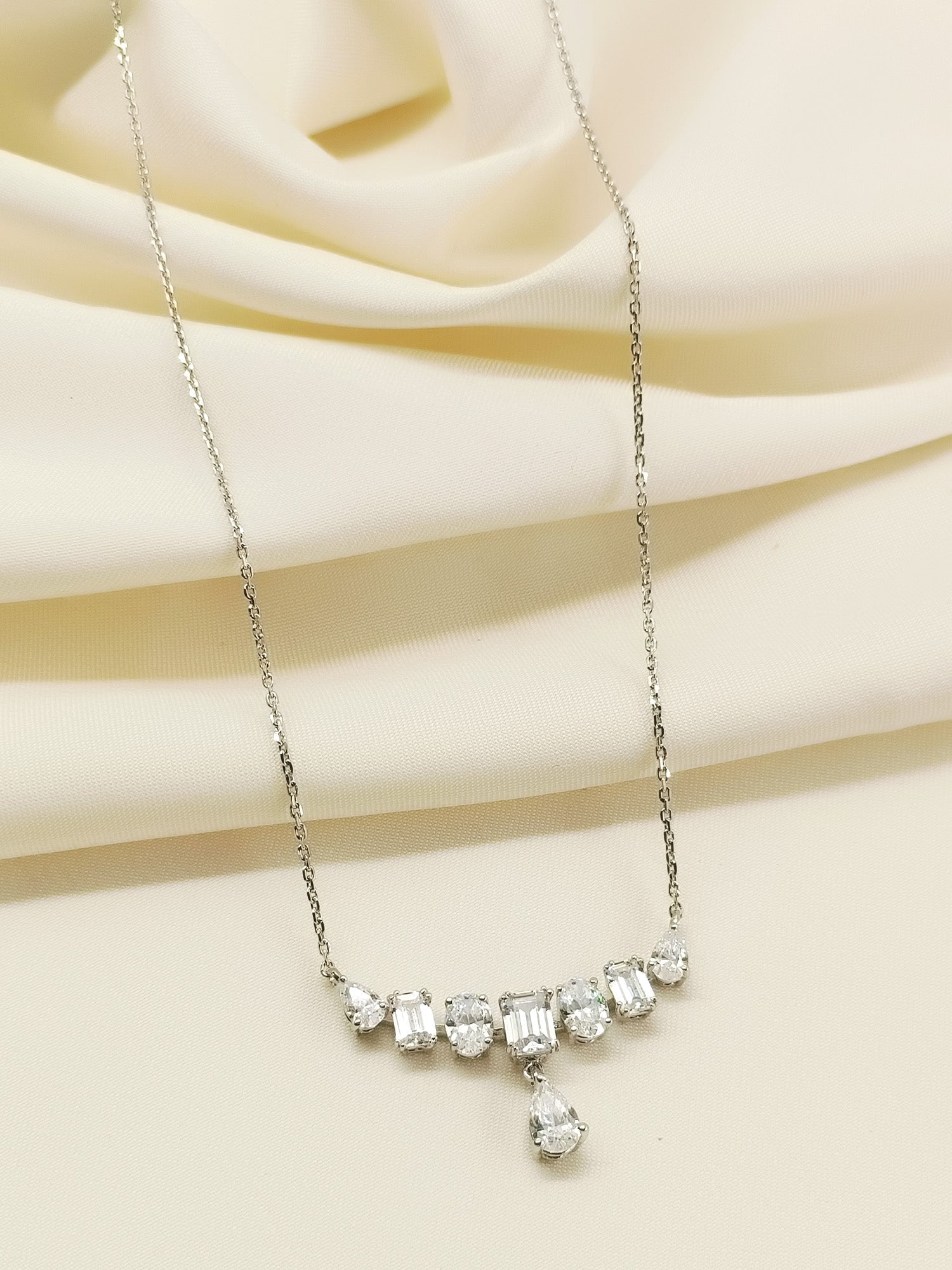 Akahi 92.5 Silver Swarovski Stone Pendal