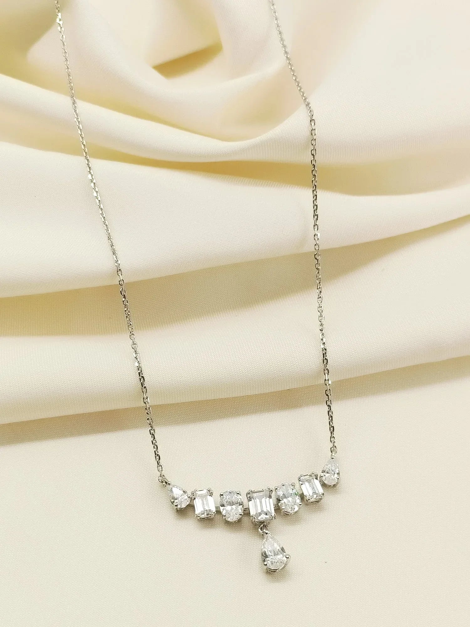 Akahi 92.5 Silver Swarovski Stone Pendal