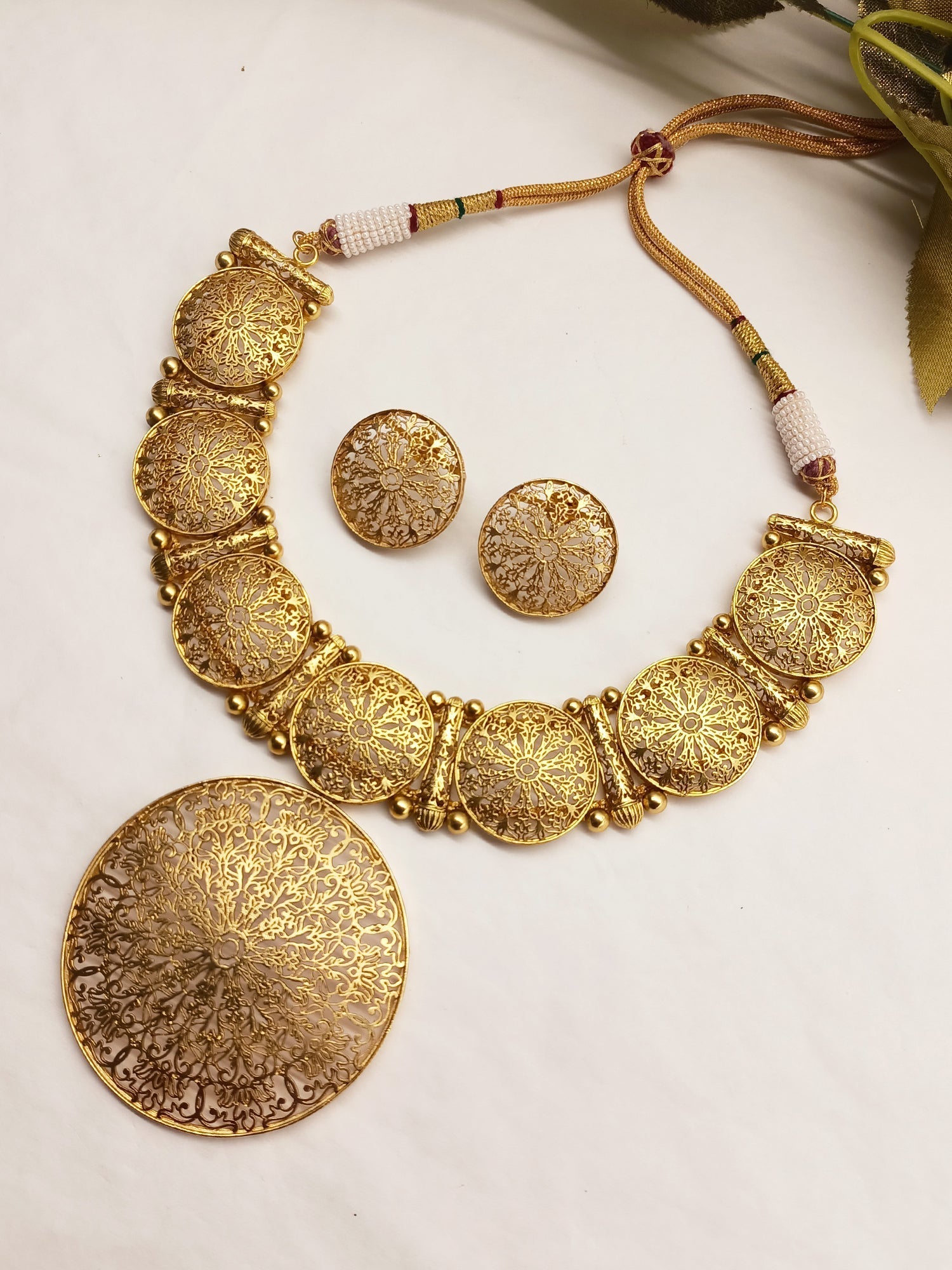 Elegant and timeless filigree antique gold jewelry set