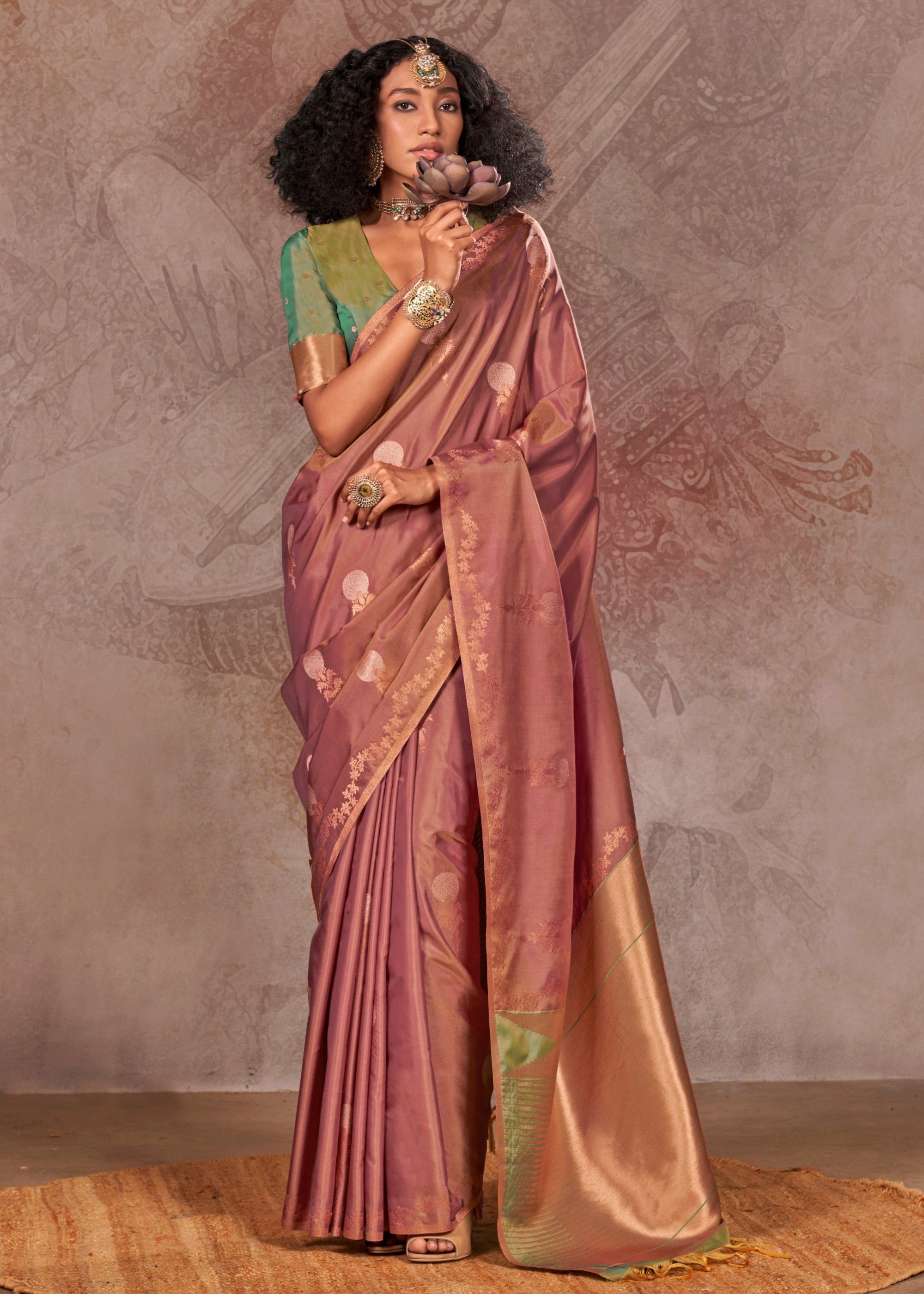 Chestnut Two Tone Handloom Weaving Silk Saree with Contrast Pallu - qivii