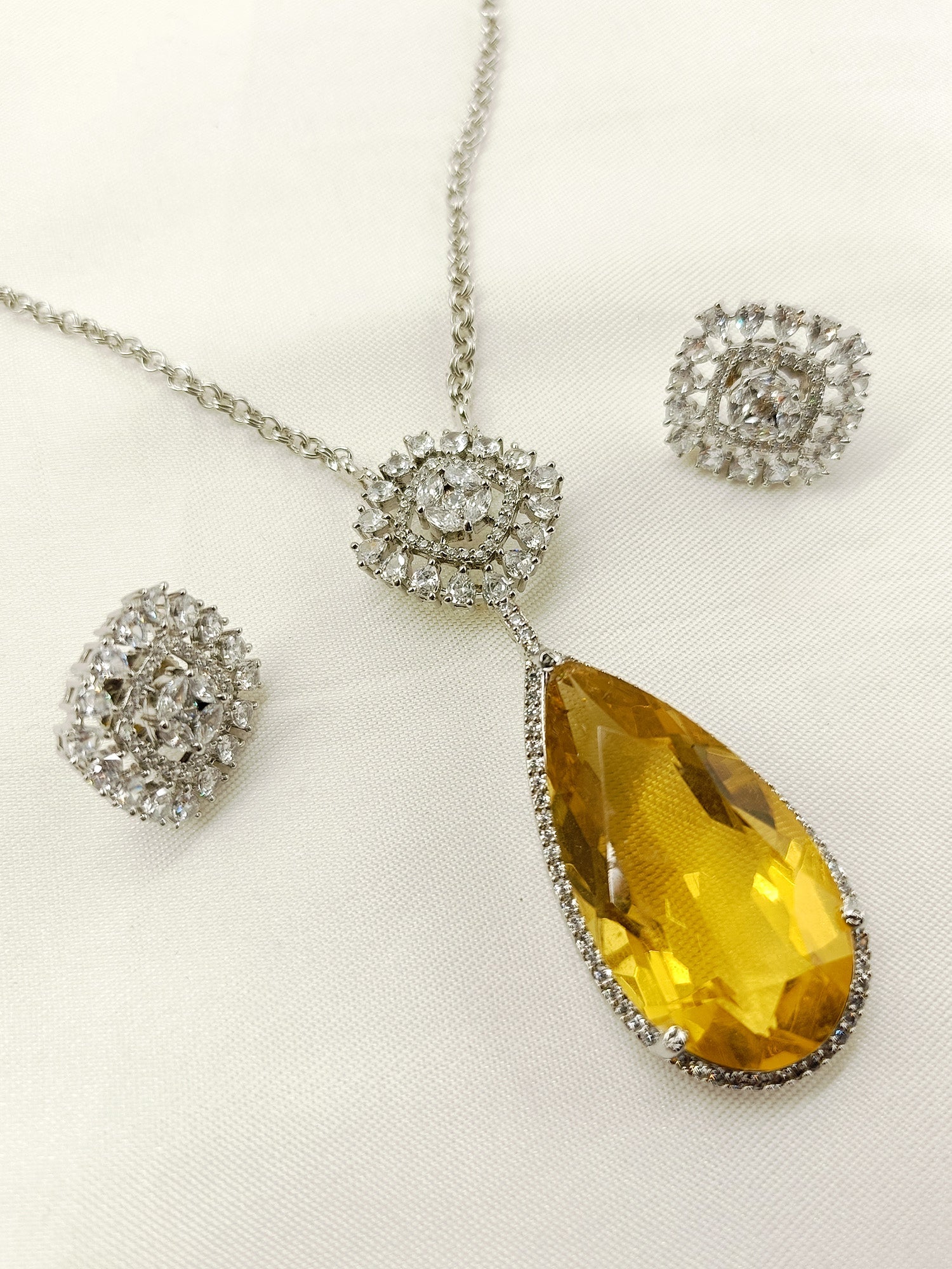 Victoria Yellow Swarovski Stone Pendant Set - qivii