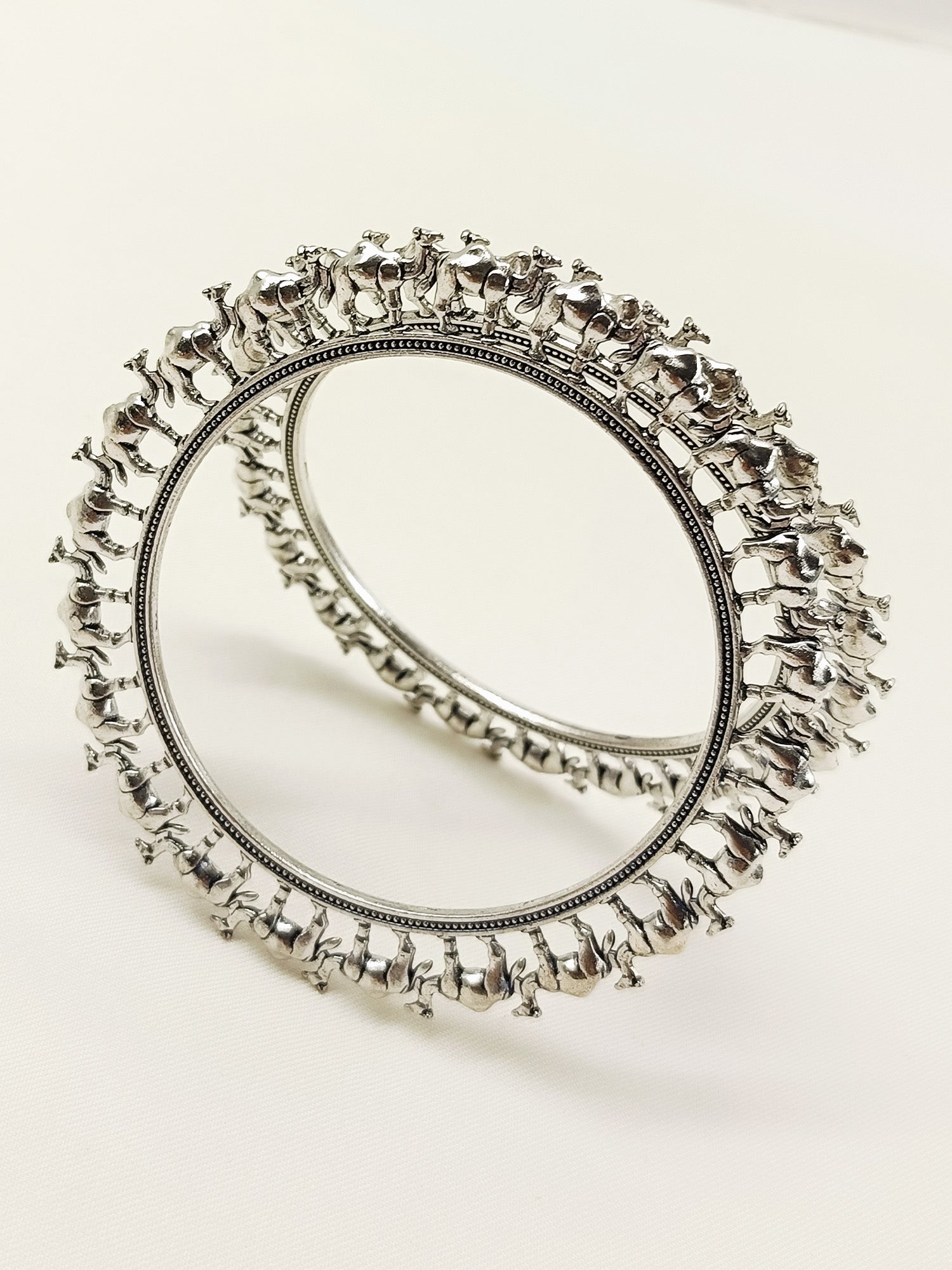 Kanakojjvala Plain Oxidized Bangle