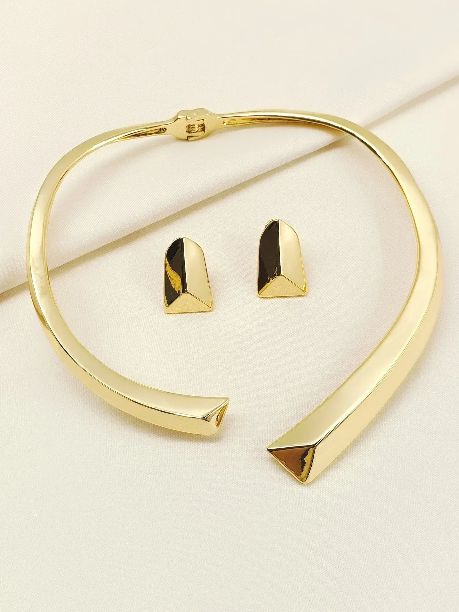 Kaaviya Golden Western Necklace Set