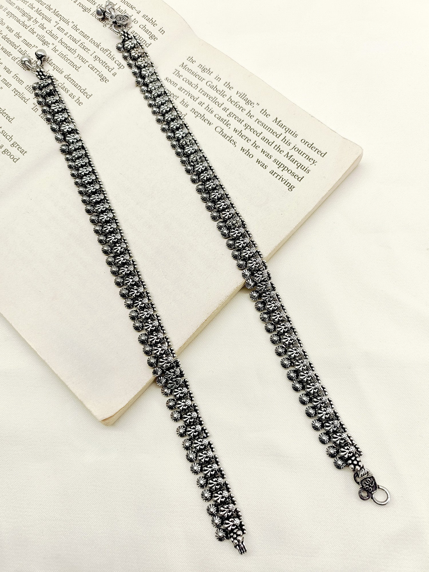 Zinal Oxidized Silver Anklet - qivii