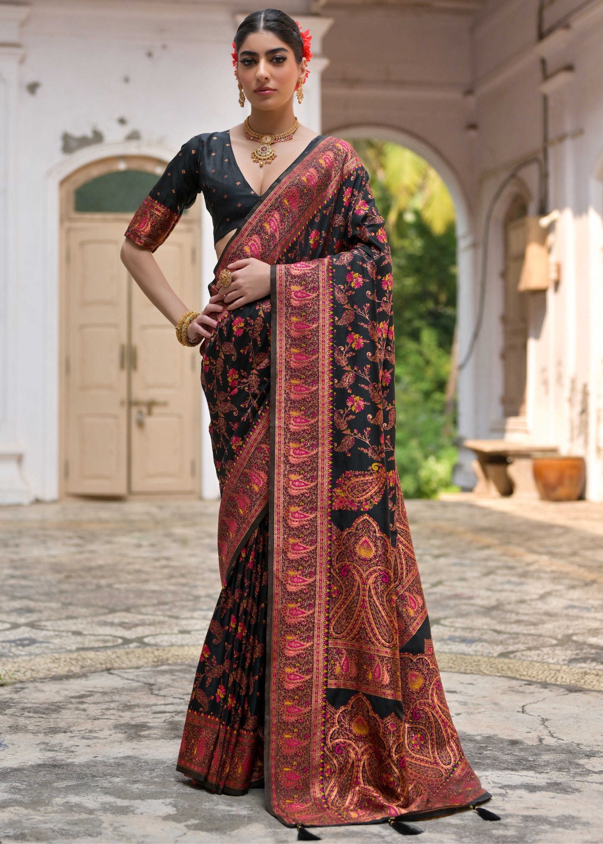 Black Thread Woven Jal & Flower Silk Saree With Thread Woven Pallu - qivii