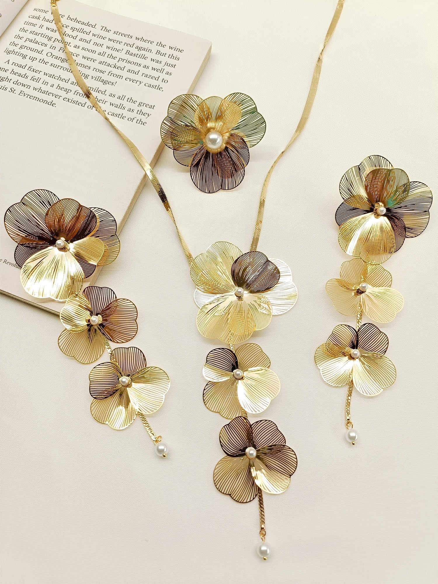 Sidhi White Western Necklace Set - qivii