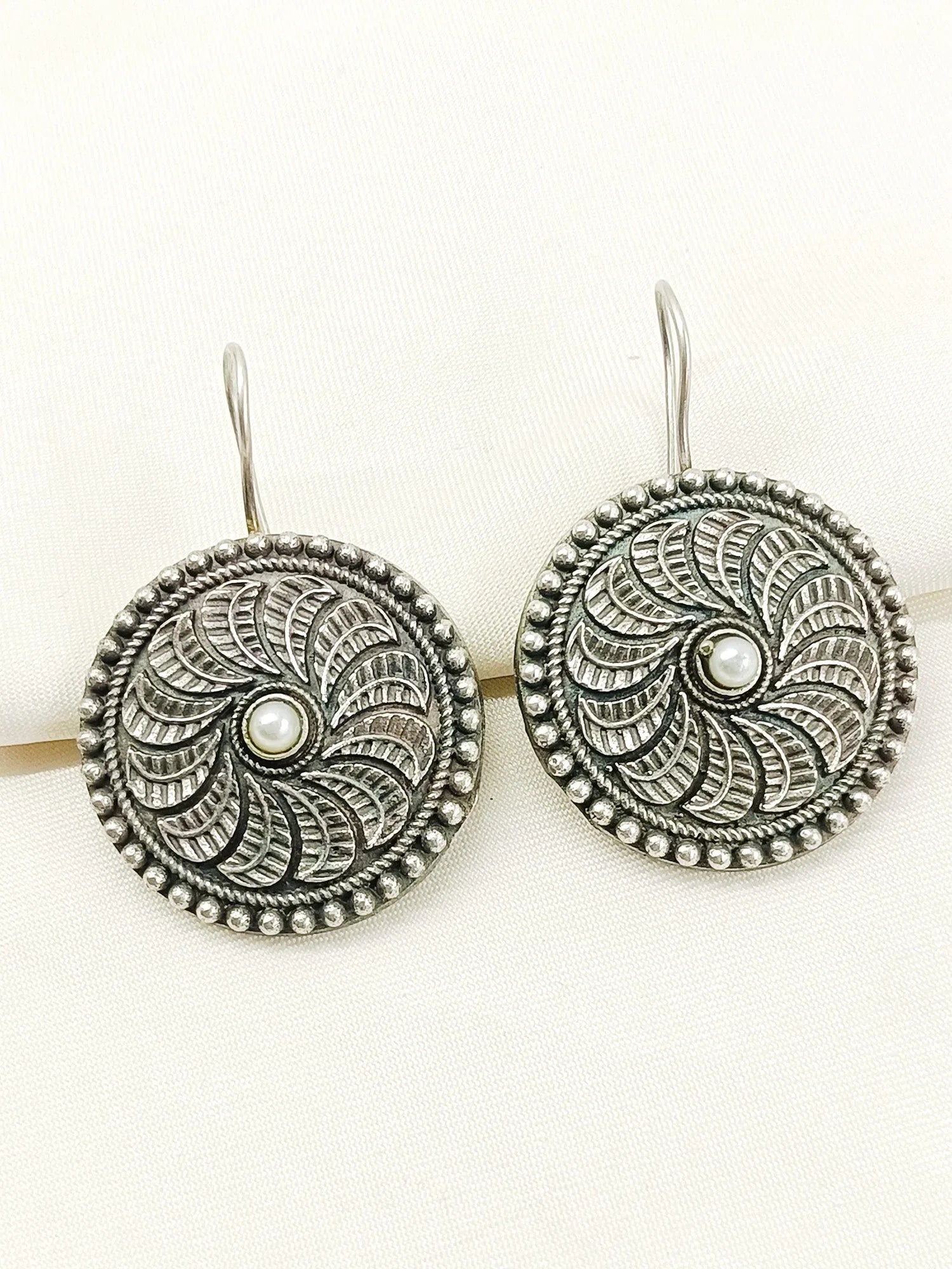 Hamsini Plain Oxidized Earcuff